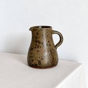 Petit pichet en grès moucheté, poterie artisanale vintage