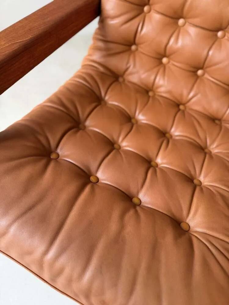 Vintage lounge chair in teak and leather from the 1960s.