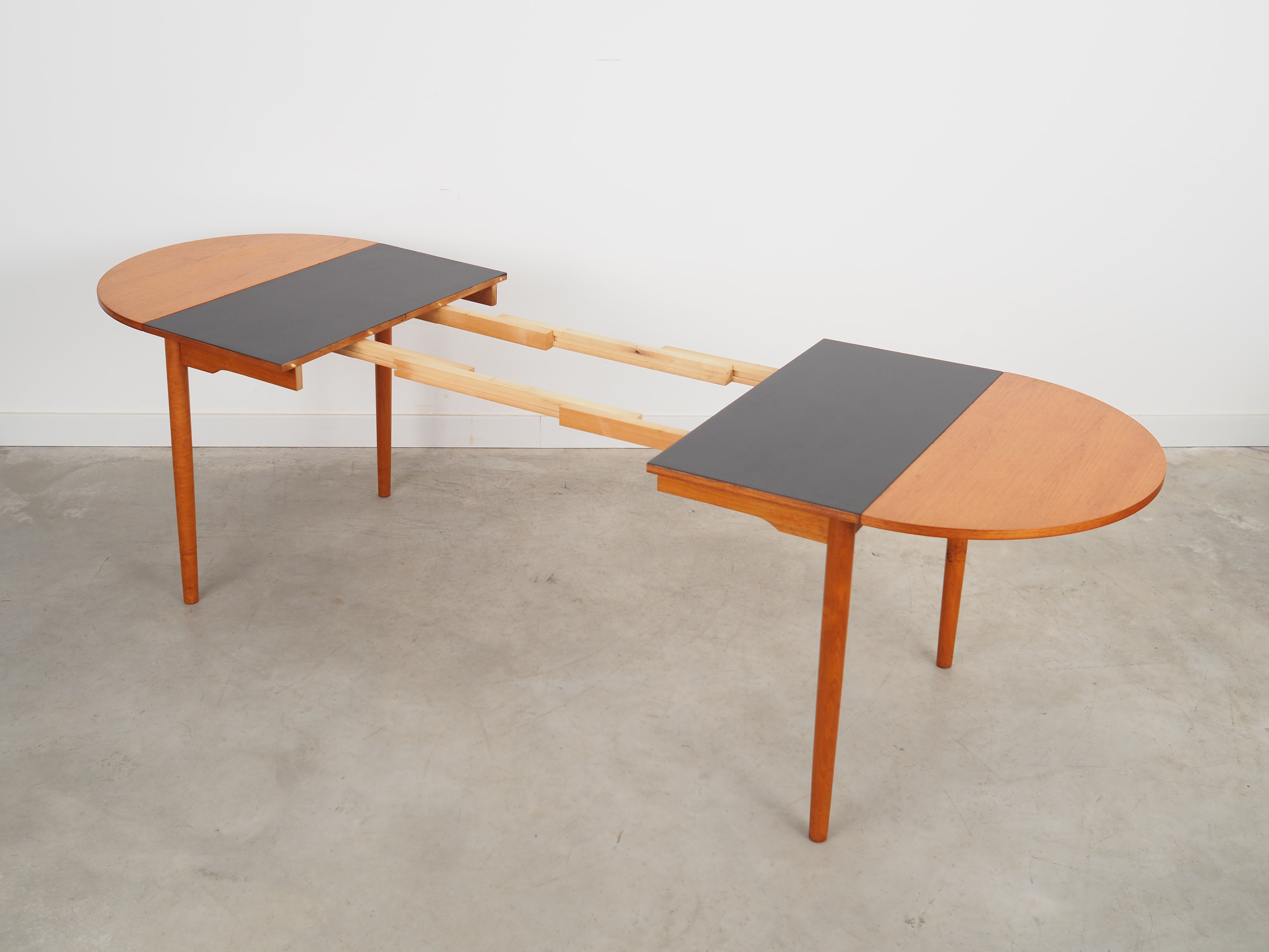 Table en teck, design danois, années 1970, production: Danemark