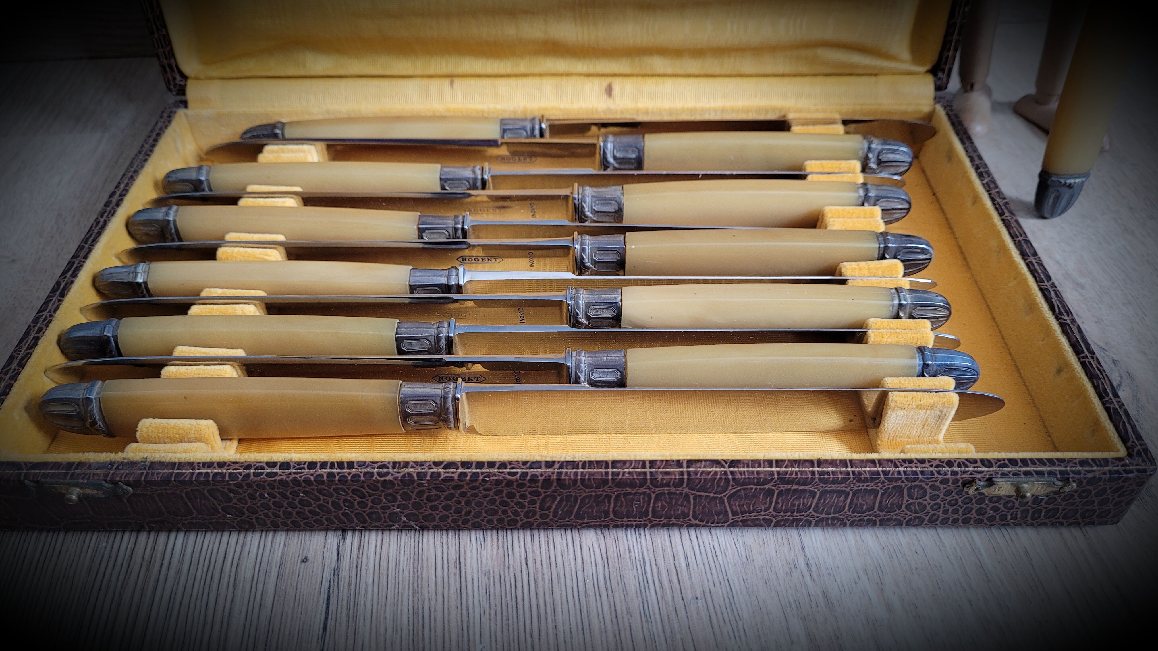 Box 12 horn knives Nogent