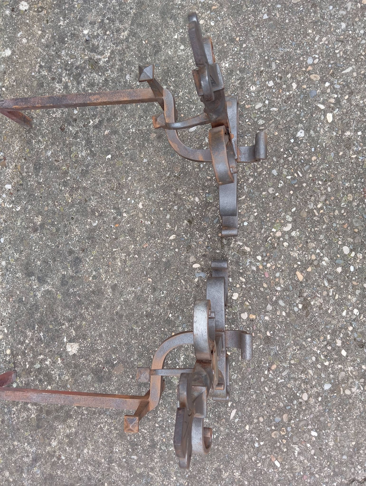 Pair of fleur-de-lys pattern andiron