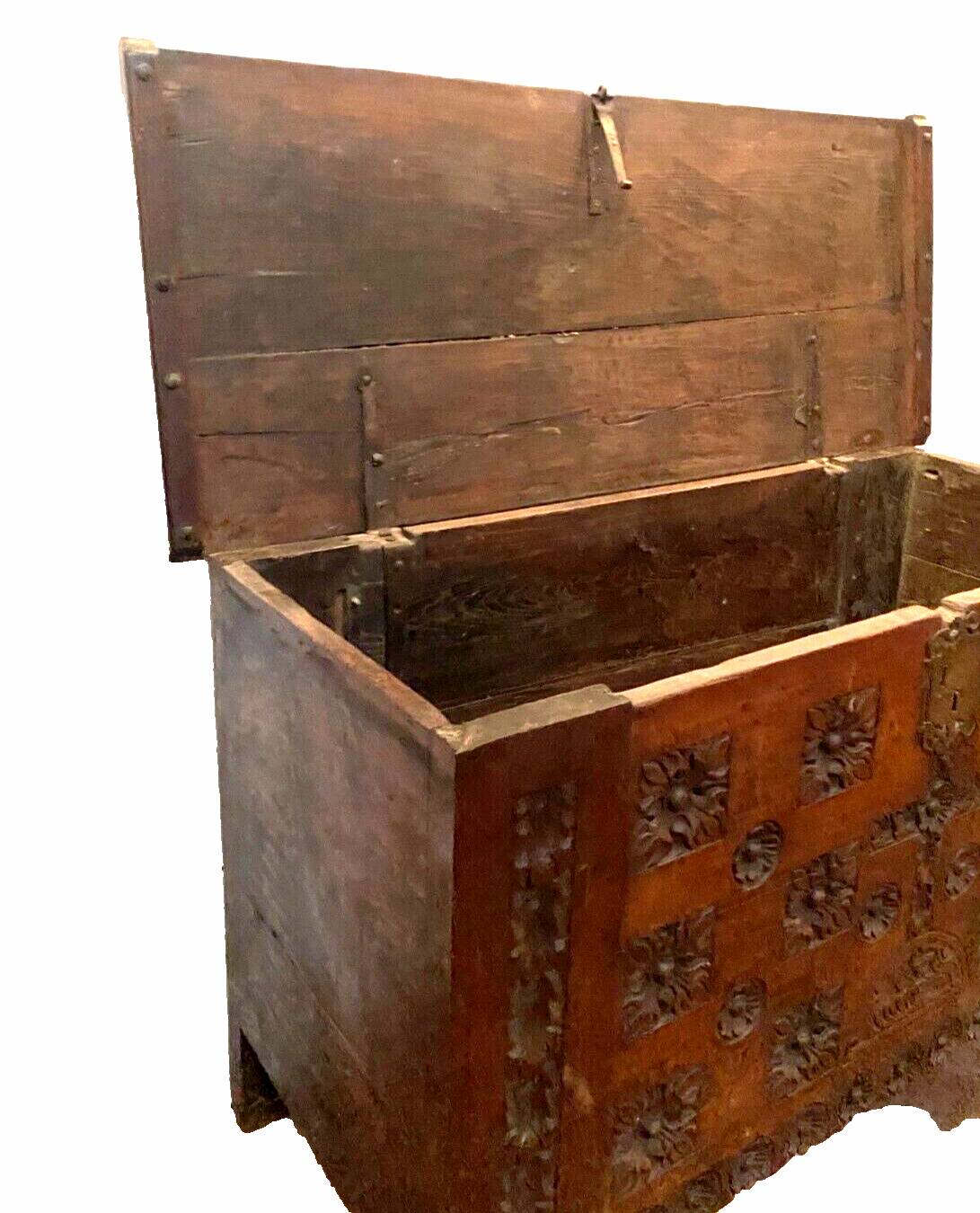Antique Renaissance style chest in carved oak, 18th century