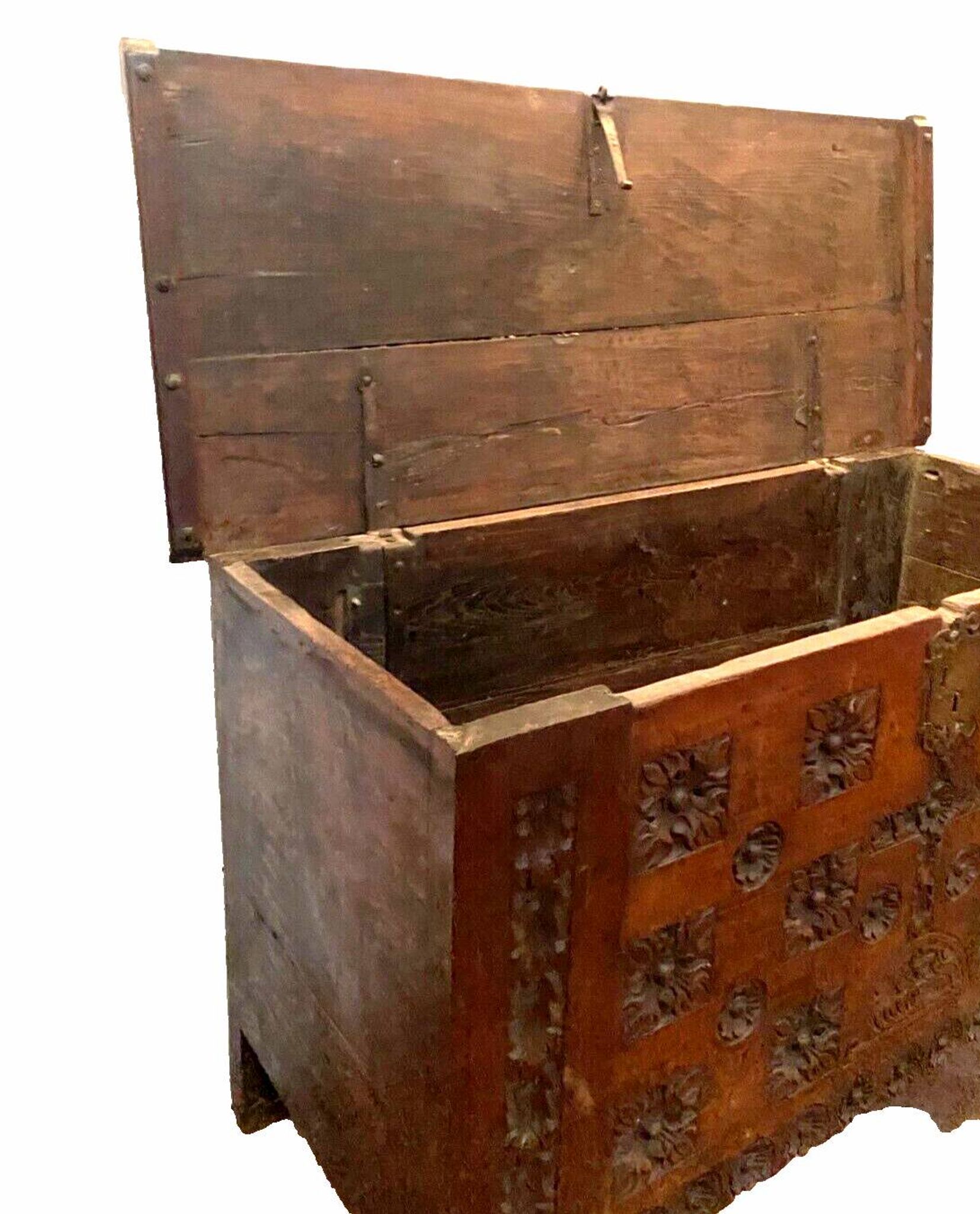 Antique Renaissance style chest in carved oak, 18th century