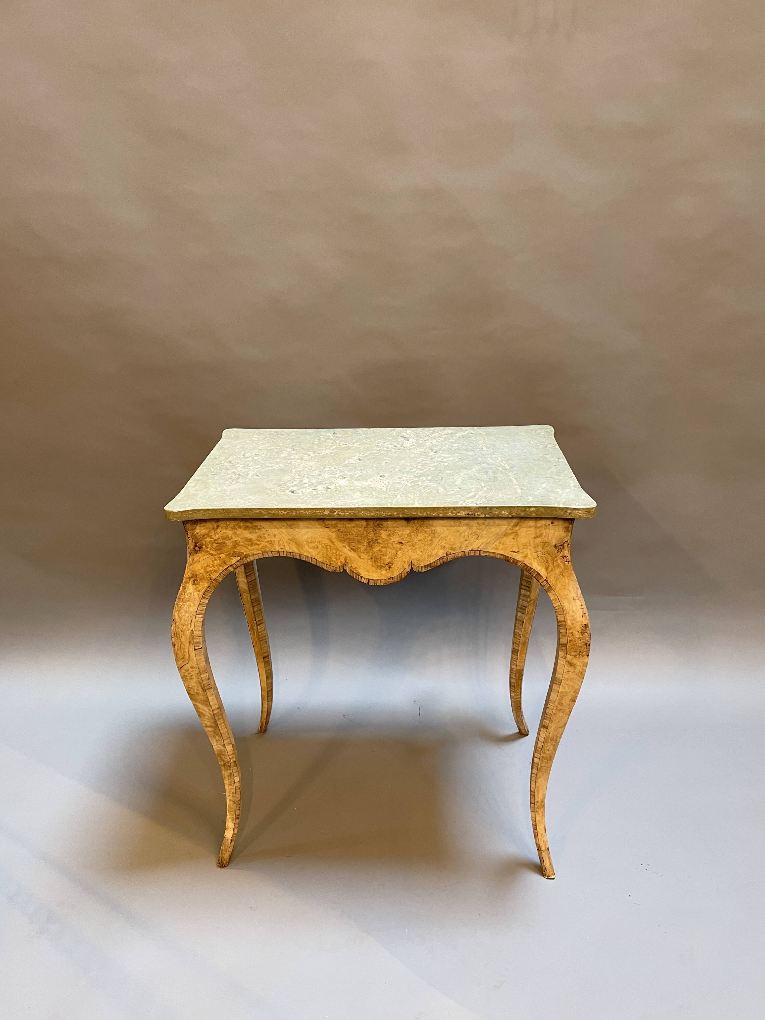 Petite table d'appoint victorienne en noyer