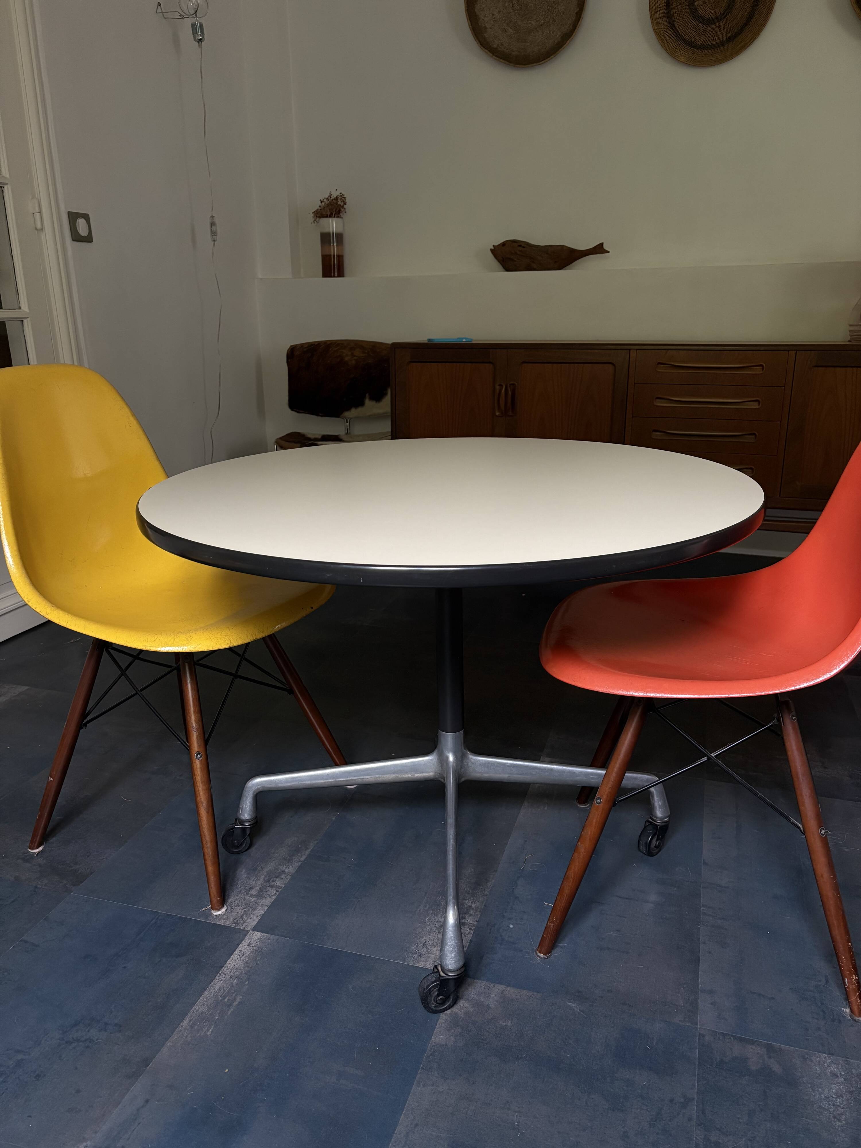 Round table Charles & Ray Eames – authenticated Herman Miller edition - h 65cm