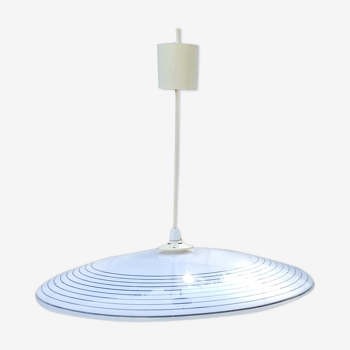 White saucer suspension