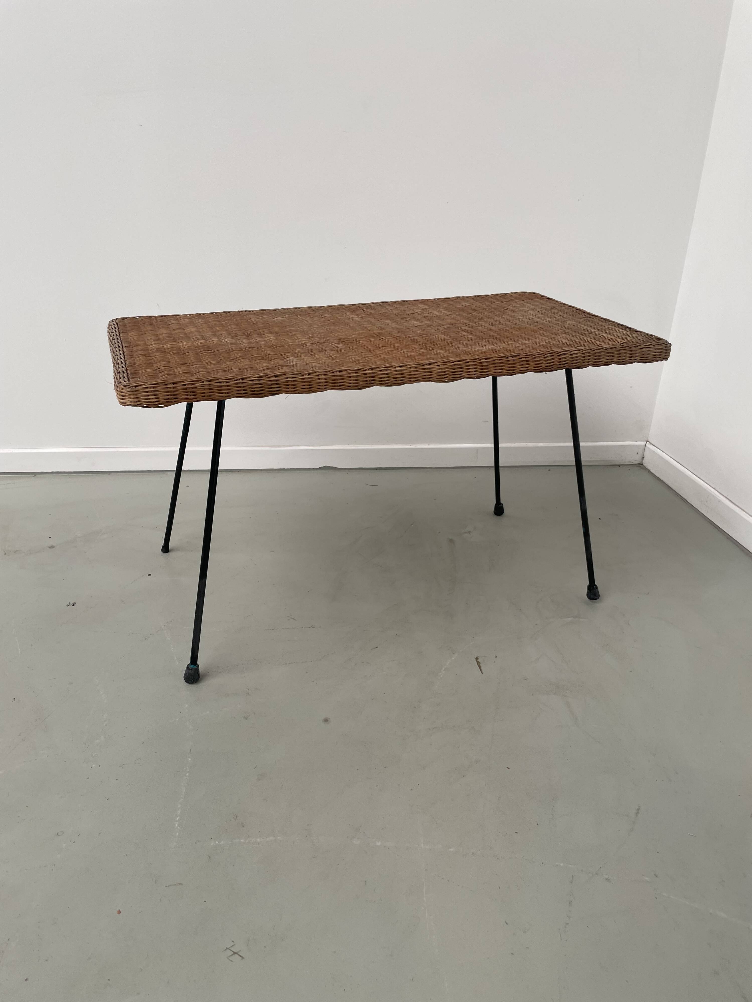Table basse osier tressé et métal 1960