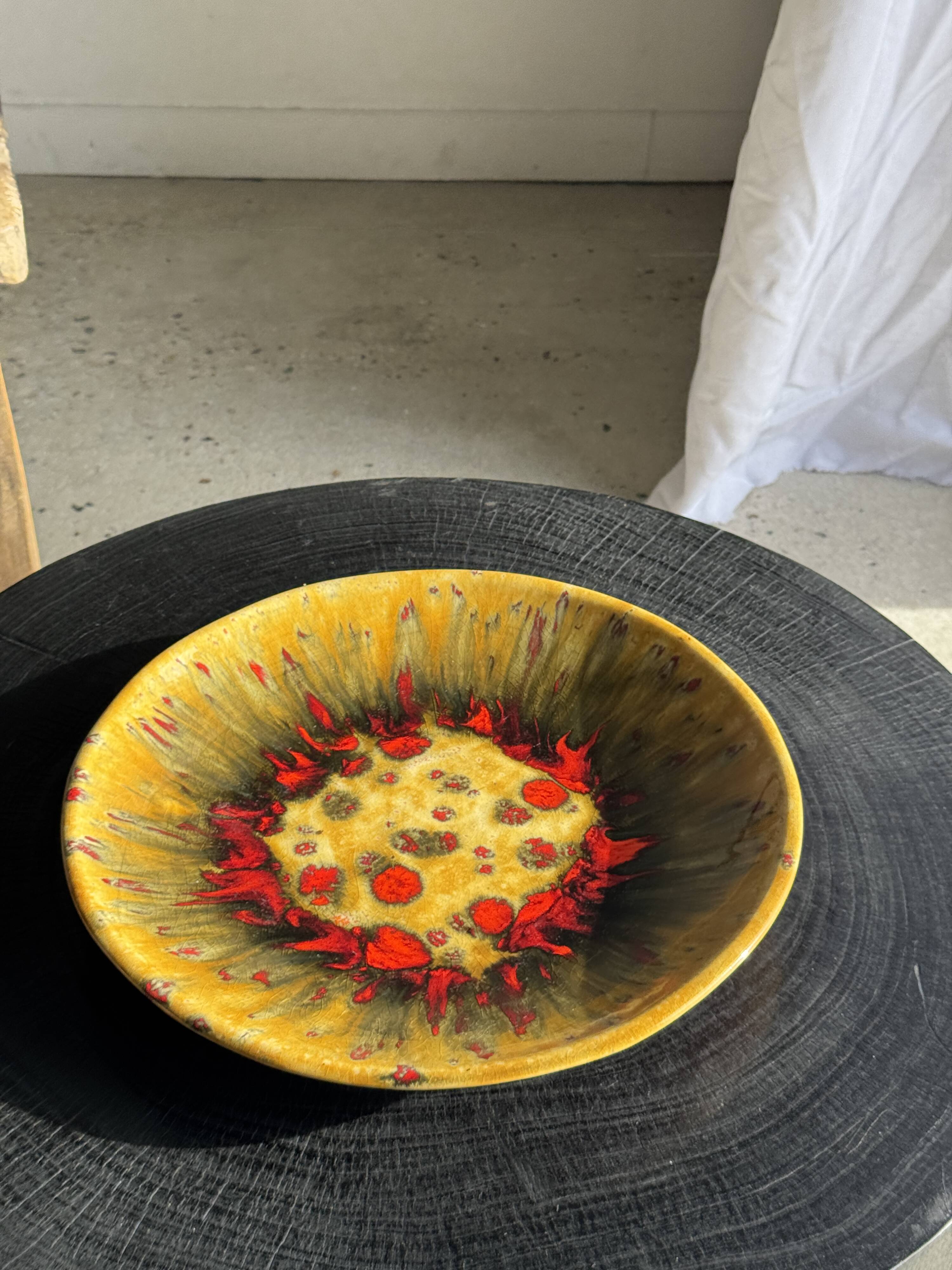 Large circular dish in West Germany style, brand JQ D35 H5.