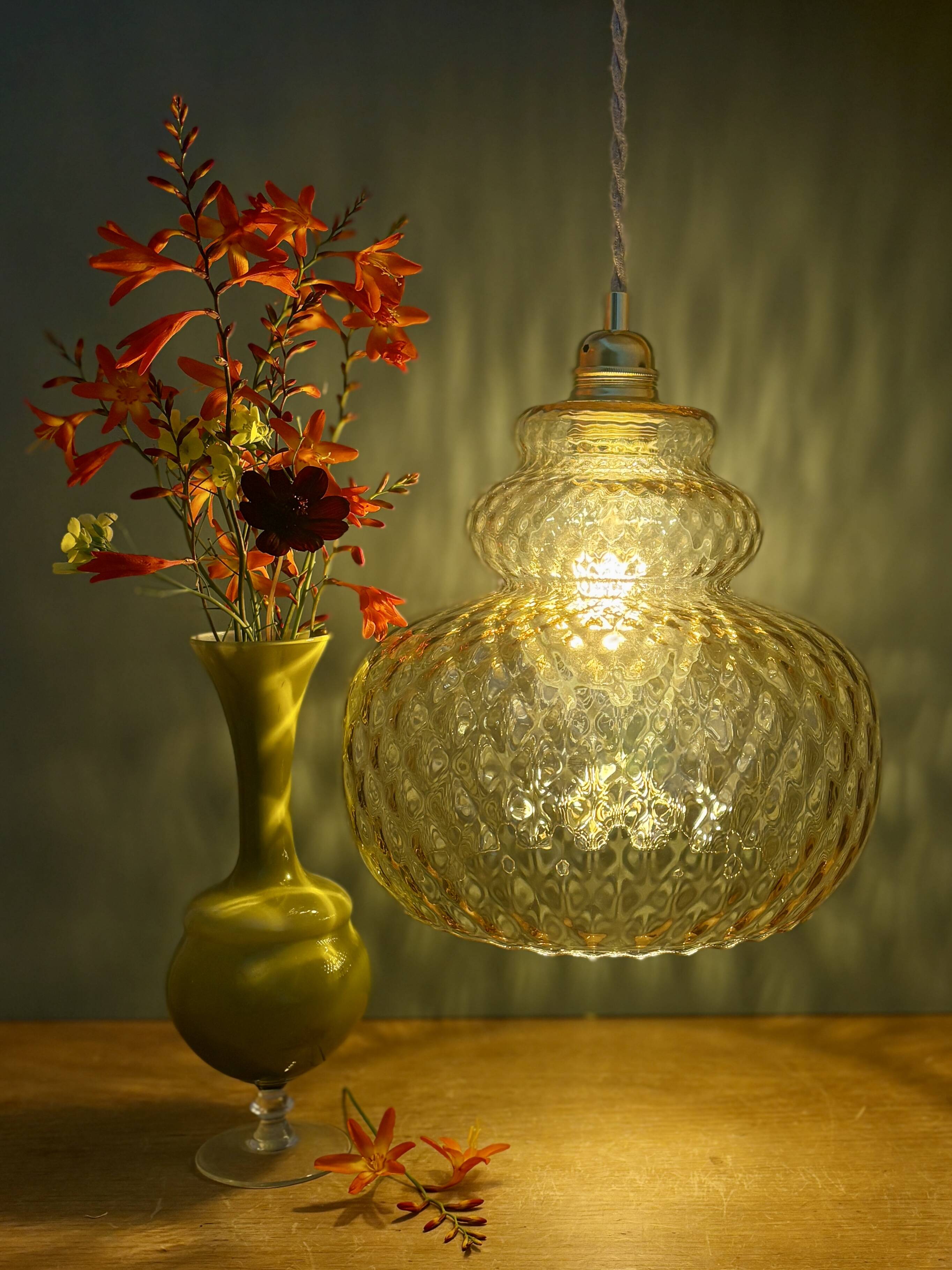 Suspension globe vintage en verre ambré