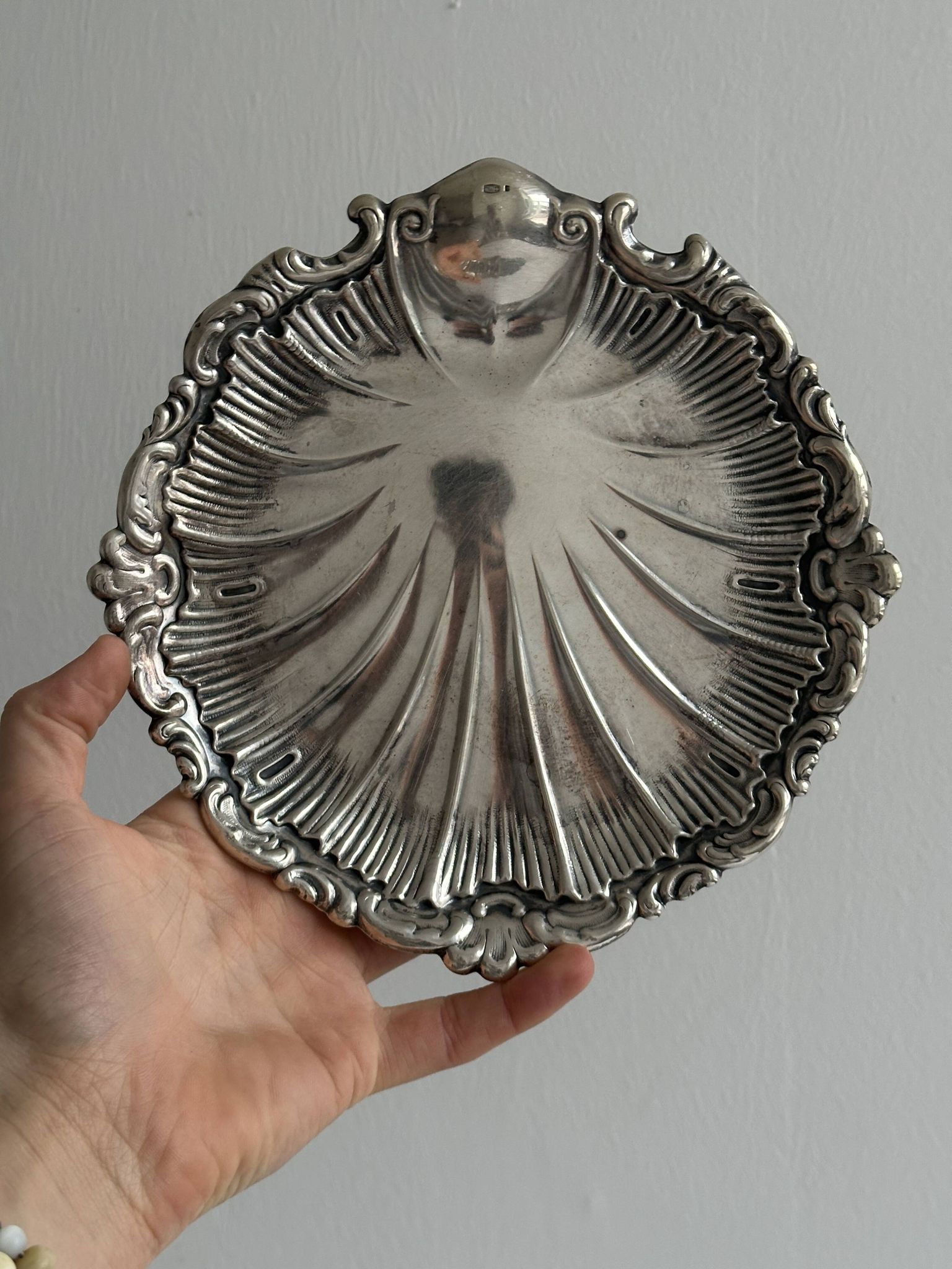plat rond décor coquillage métal argenté