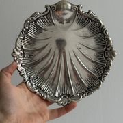 plat rond décor coquillage métal argenté