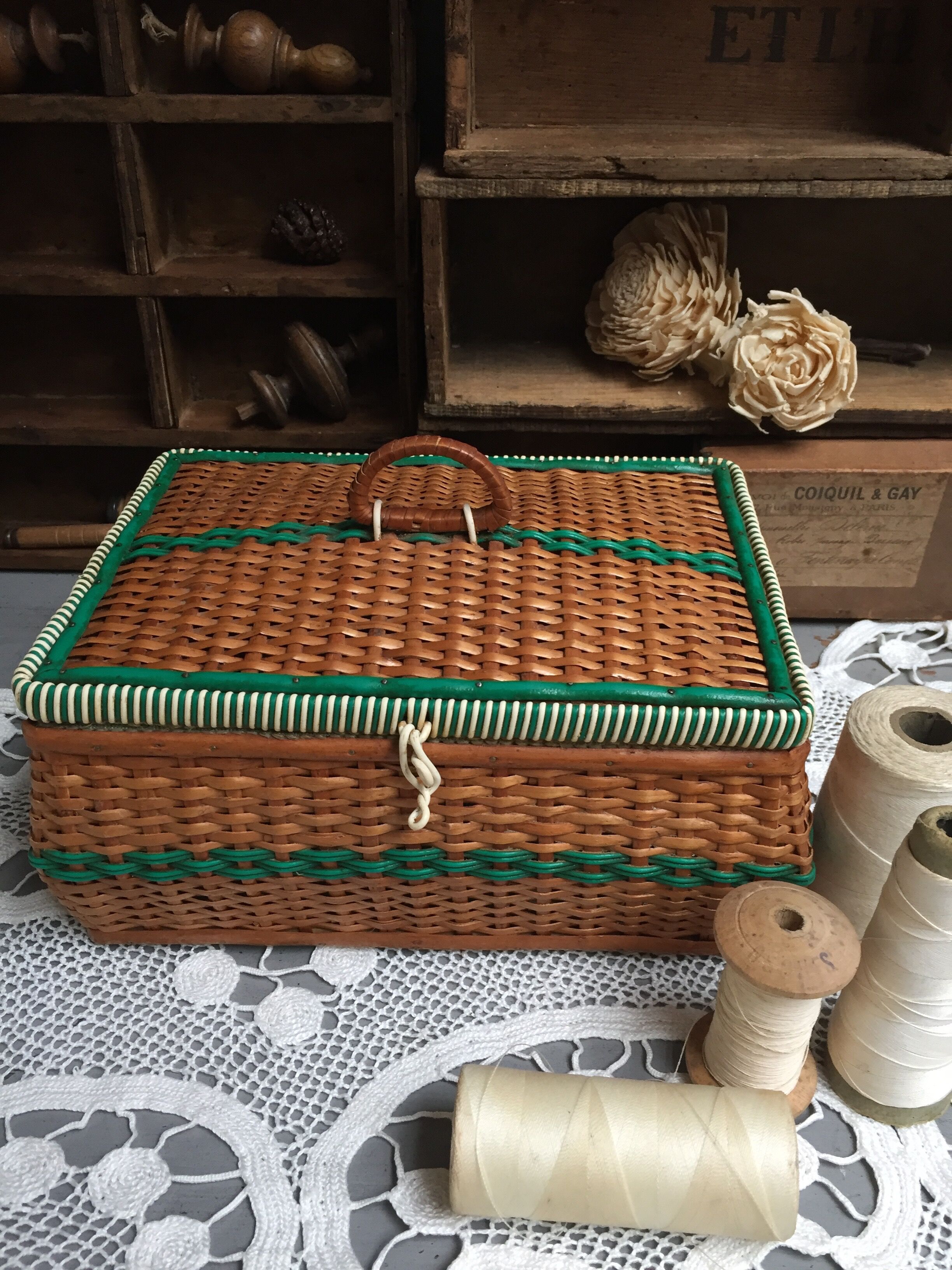 Rattan and scoubidou worker