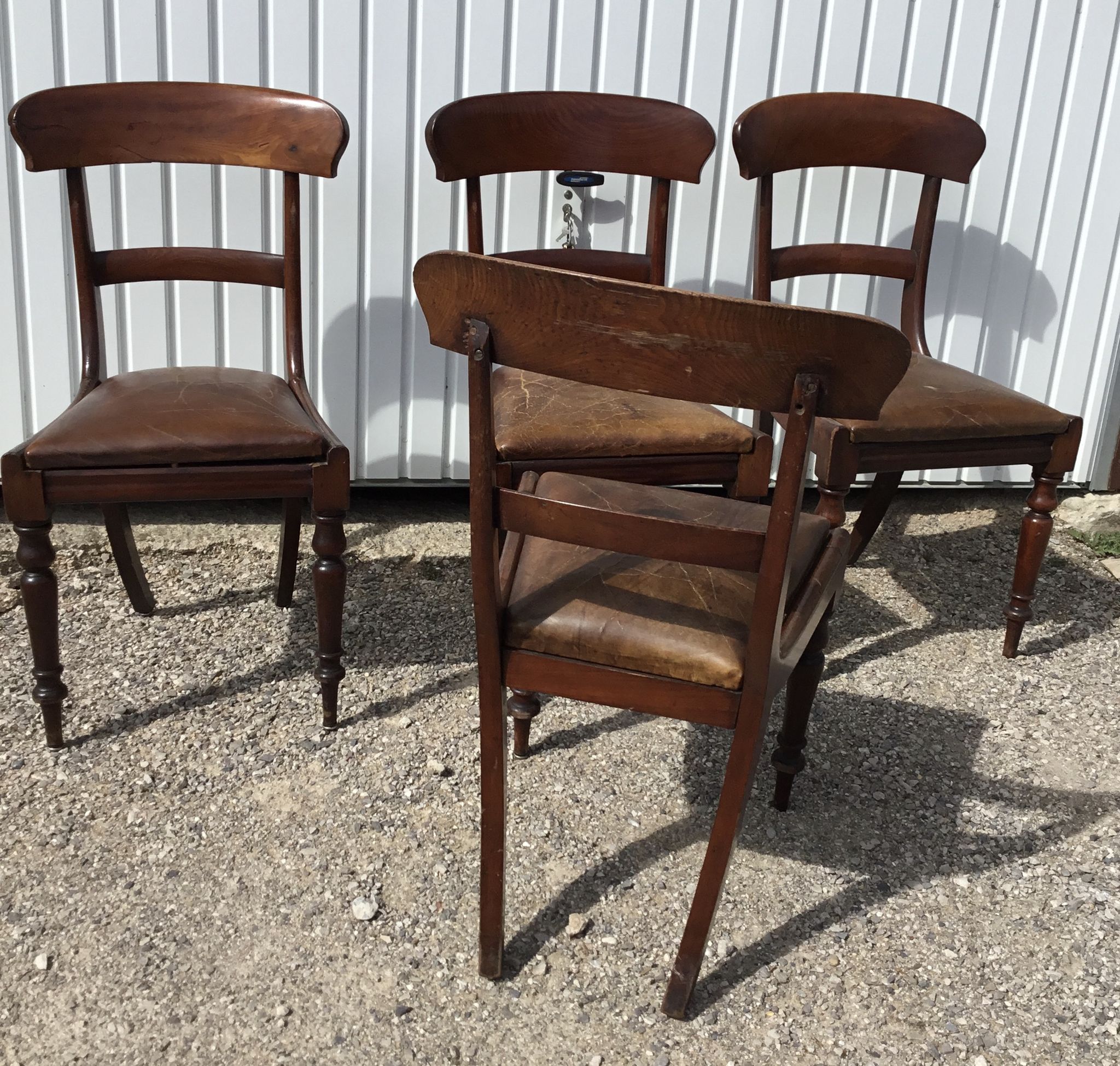 A series of 4 mahogany chairs with 19th th eme leather patties in good condition