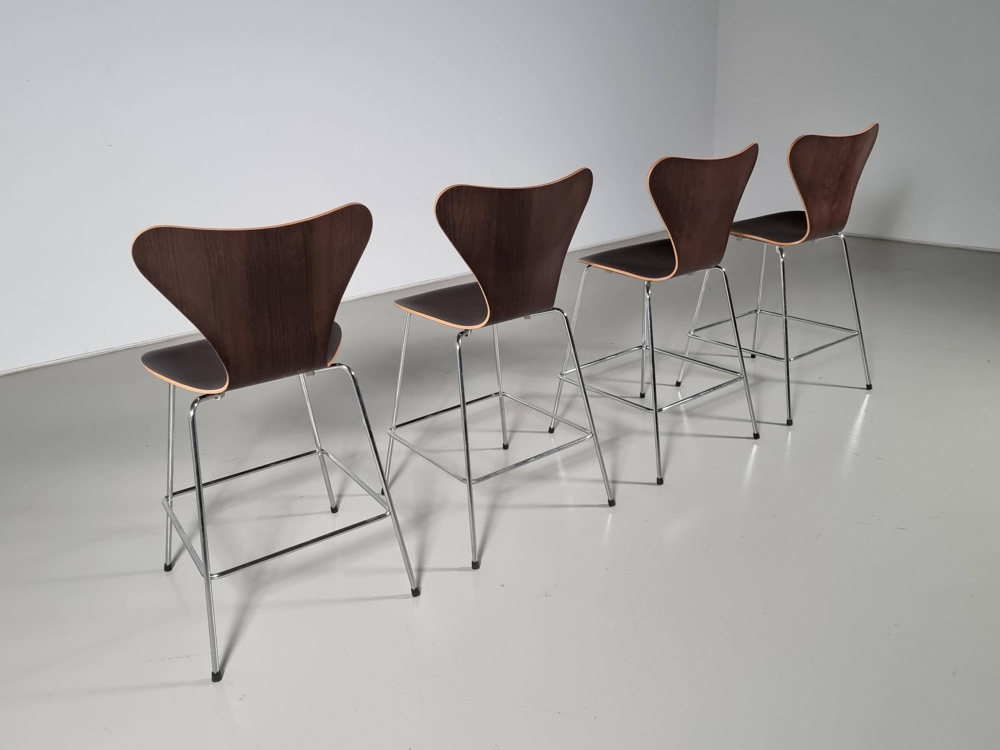 Set of 4 brown oak plywood bar stools by Fritz Hansen Series 7 by Arne Jacobsen.