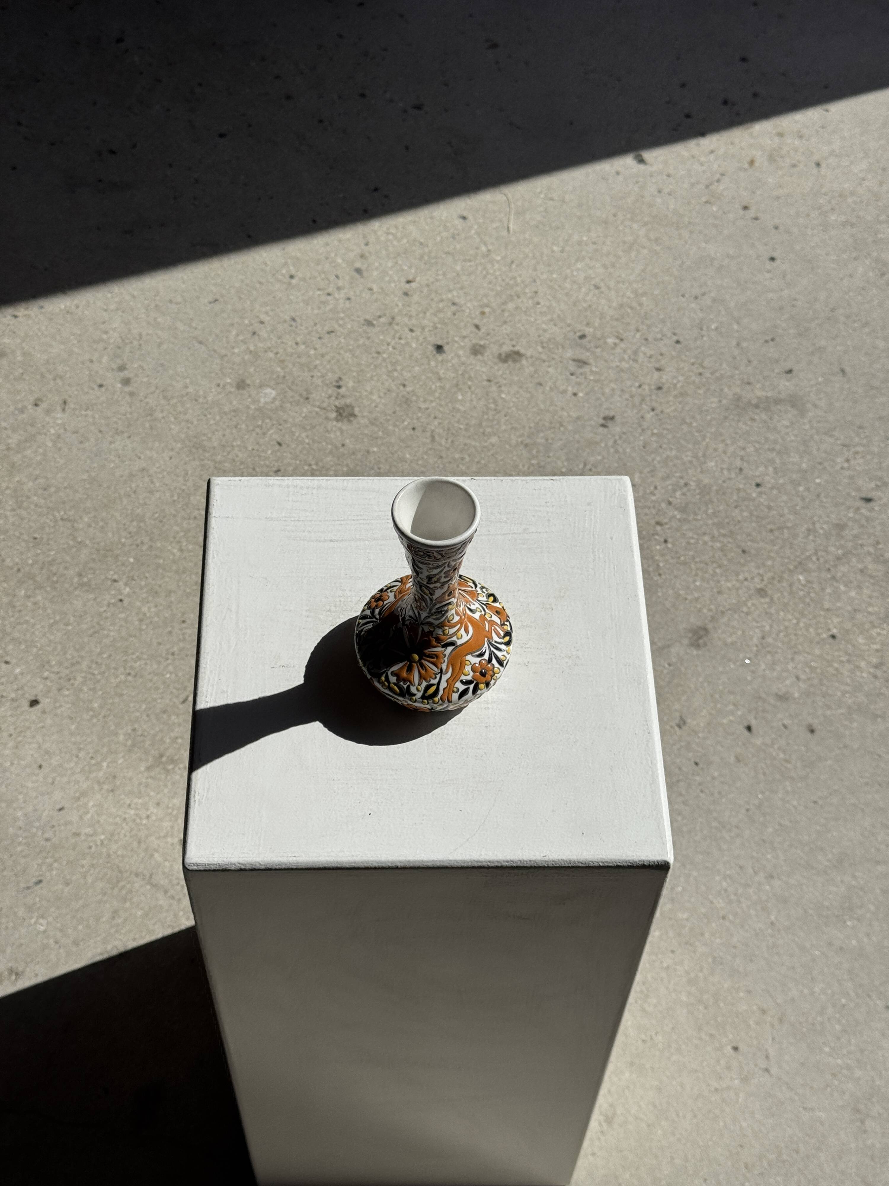 Petit vase soliflore blanc à décor floral et animalier orange H14 L9