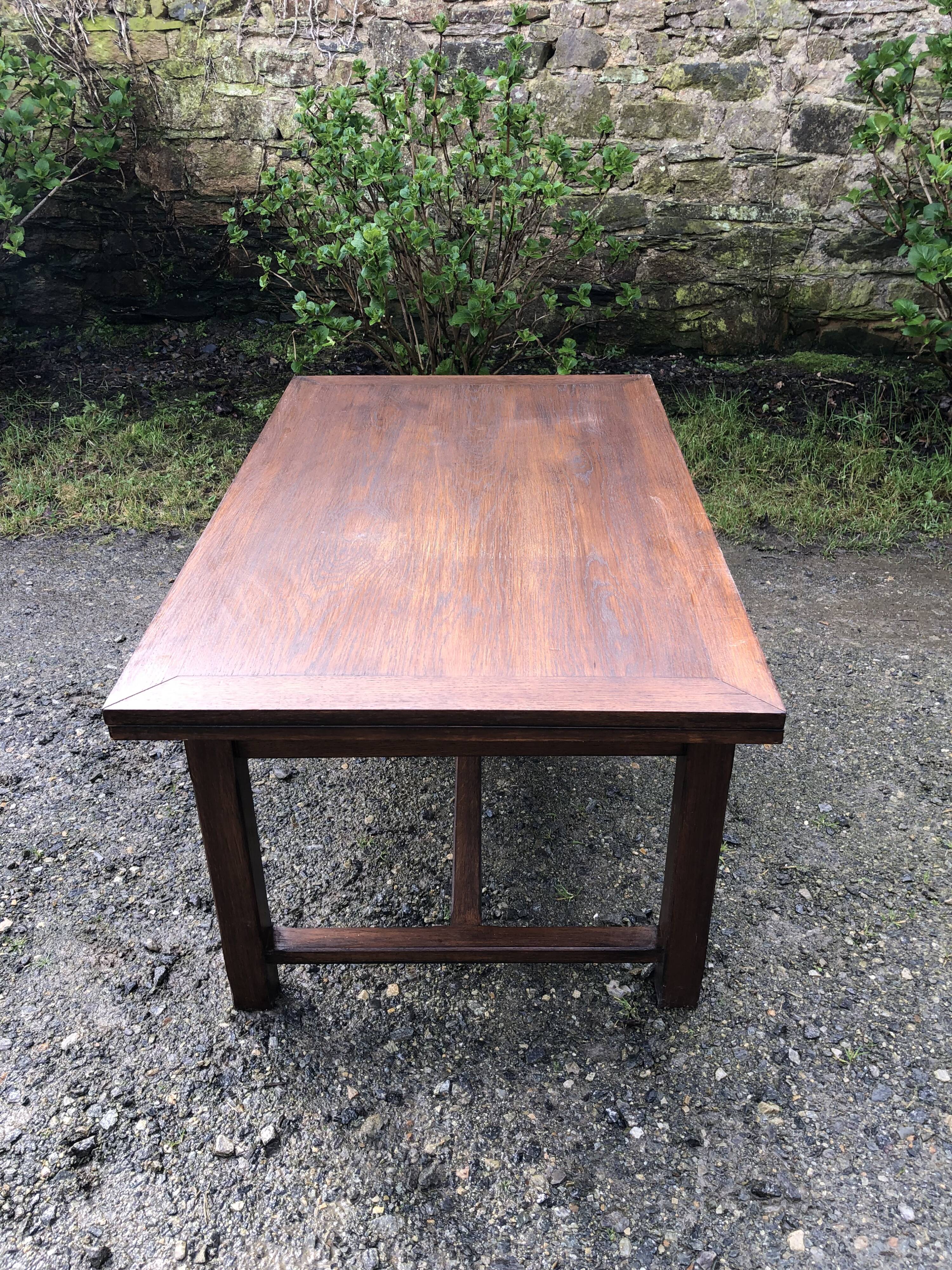 Table basse vintage modulable et extensible au système magique d’Albert Ducros en chêne.