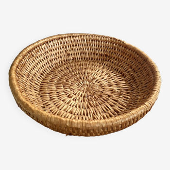 Round basket with woven straws
