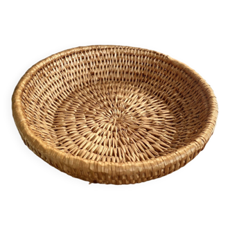 Round basket with woven straws