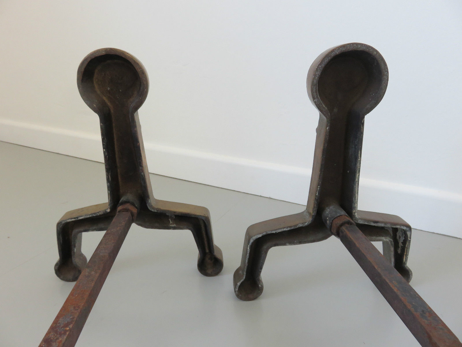 Paire de chenets modernistes en bronze massif