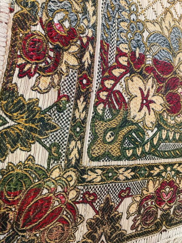 Nappe en soie d’Alger époque début XXe motifs floraux rehaussés de fils dorés, fait main