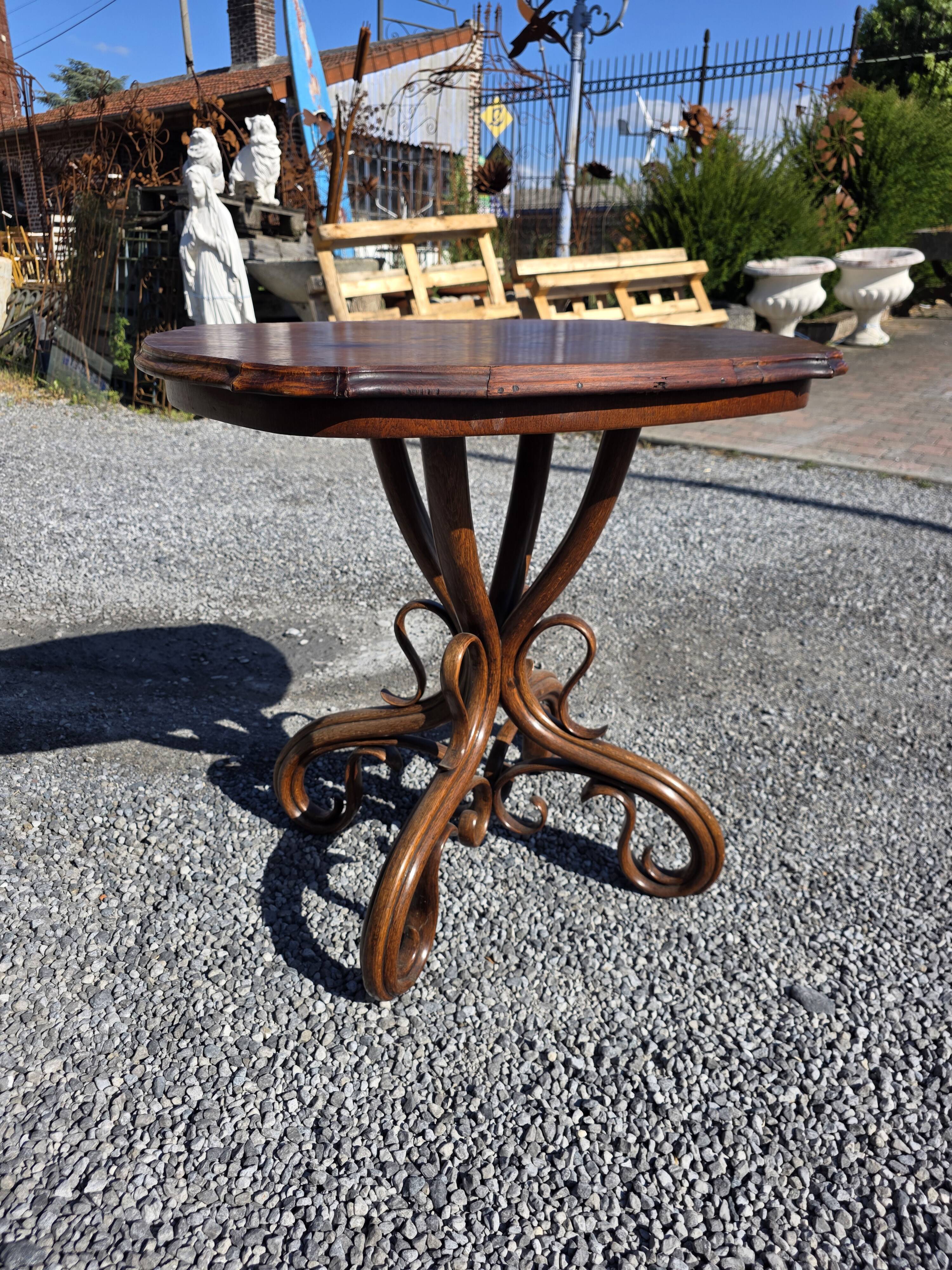 Thonet No. 1 curved wooden side table from the 19th century.