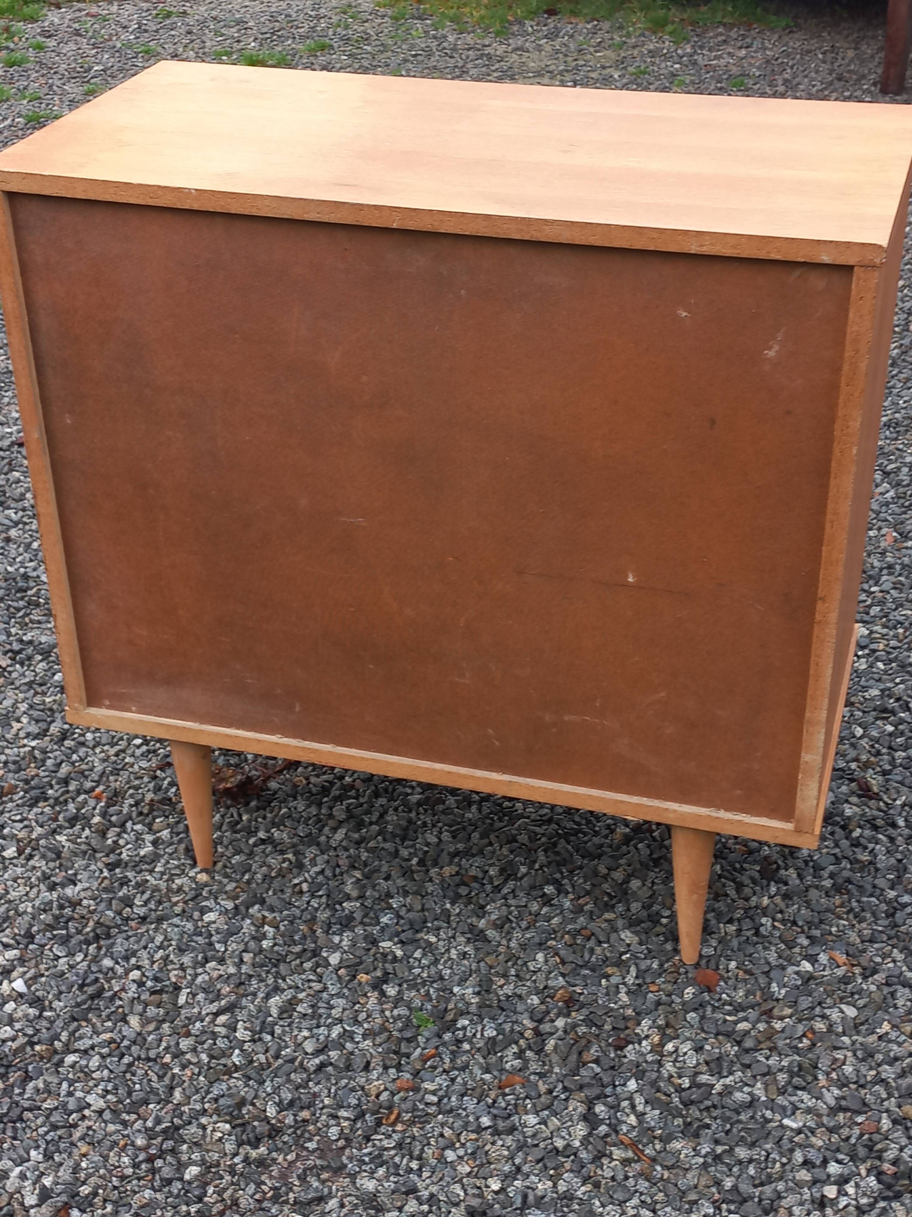 Vintage oak chest of drawers with 4 drawers from the 1960s.