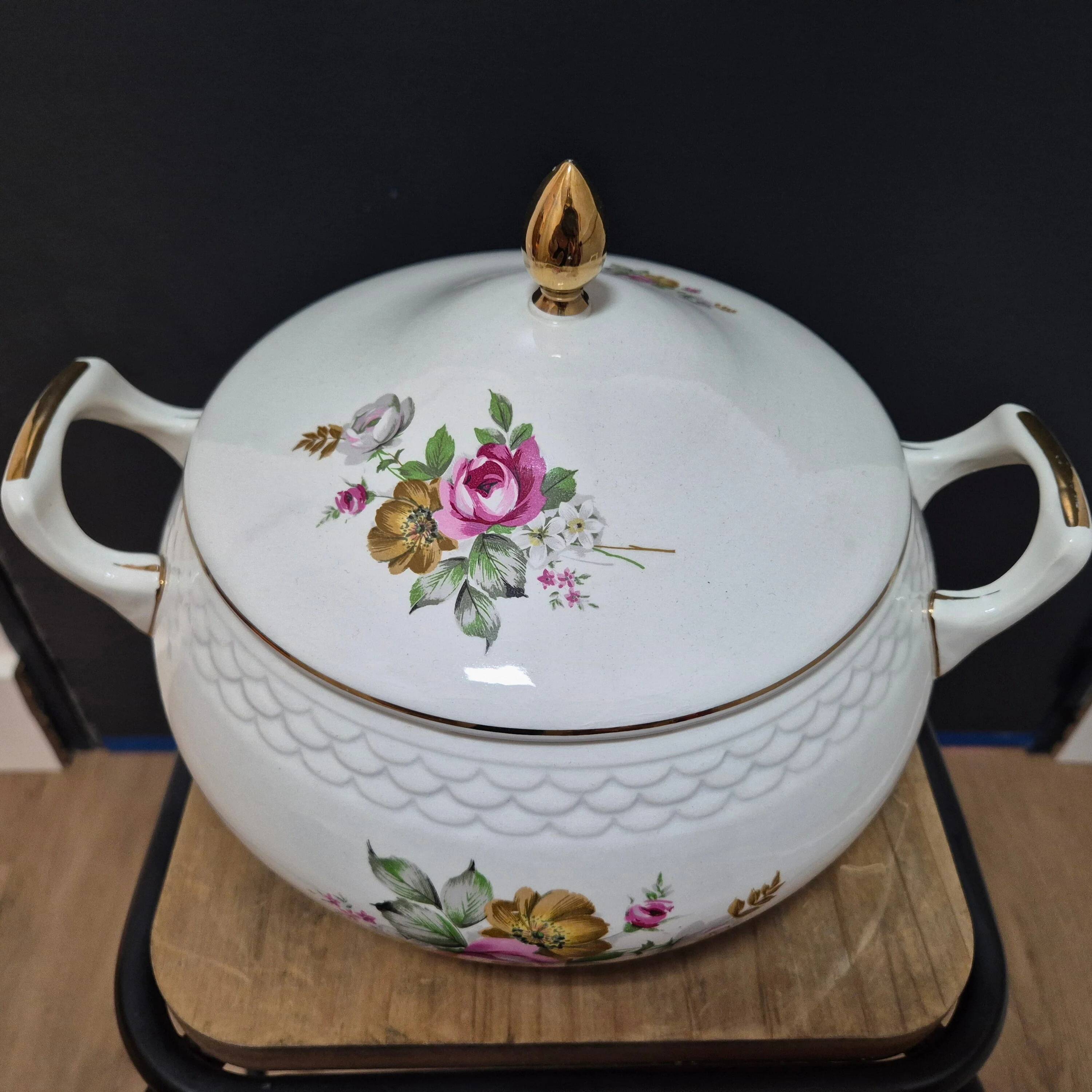 Soup tureen "Digoin and Sarreguemines"