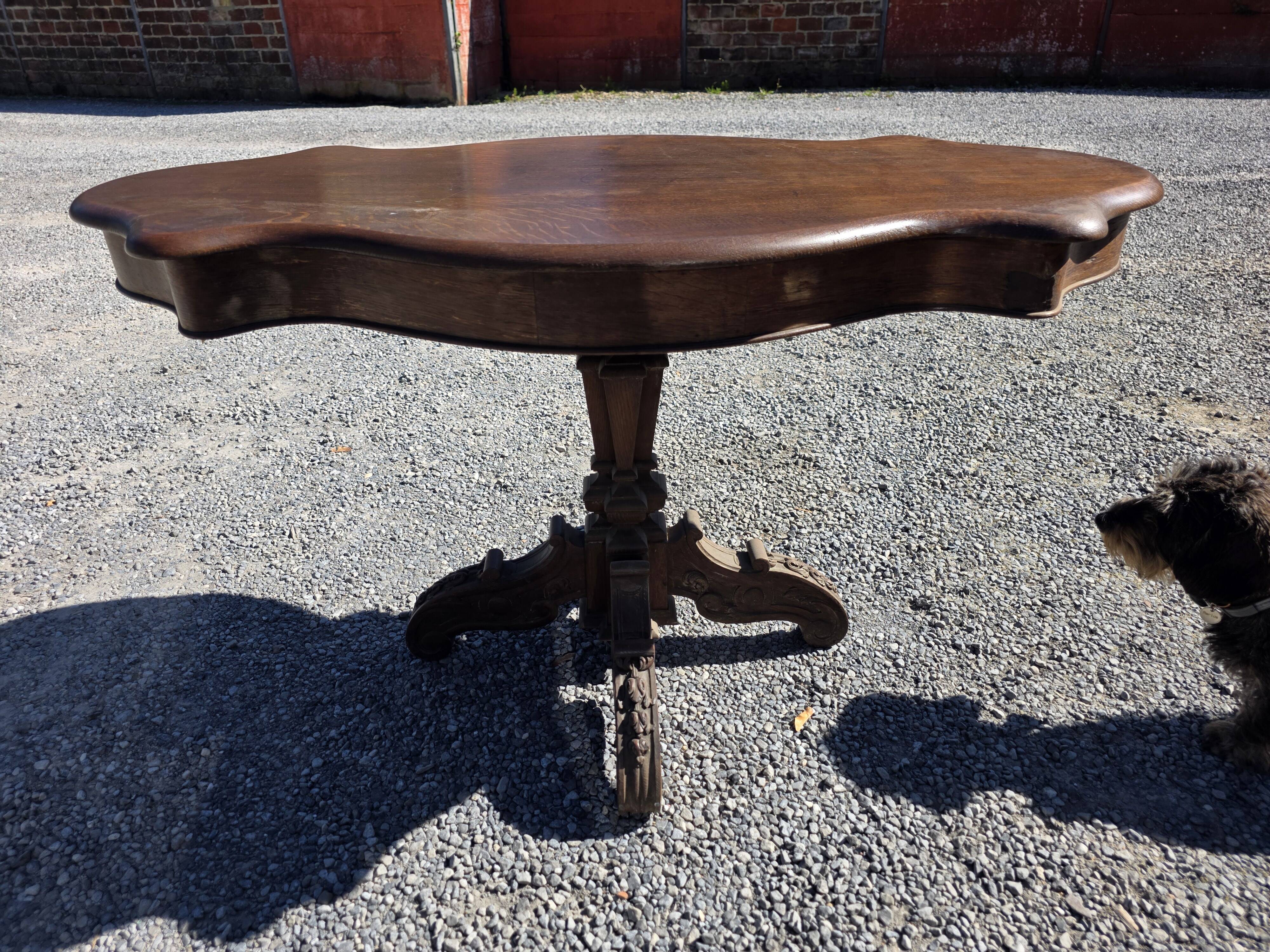 Antique round table in solid oak