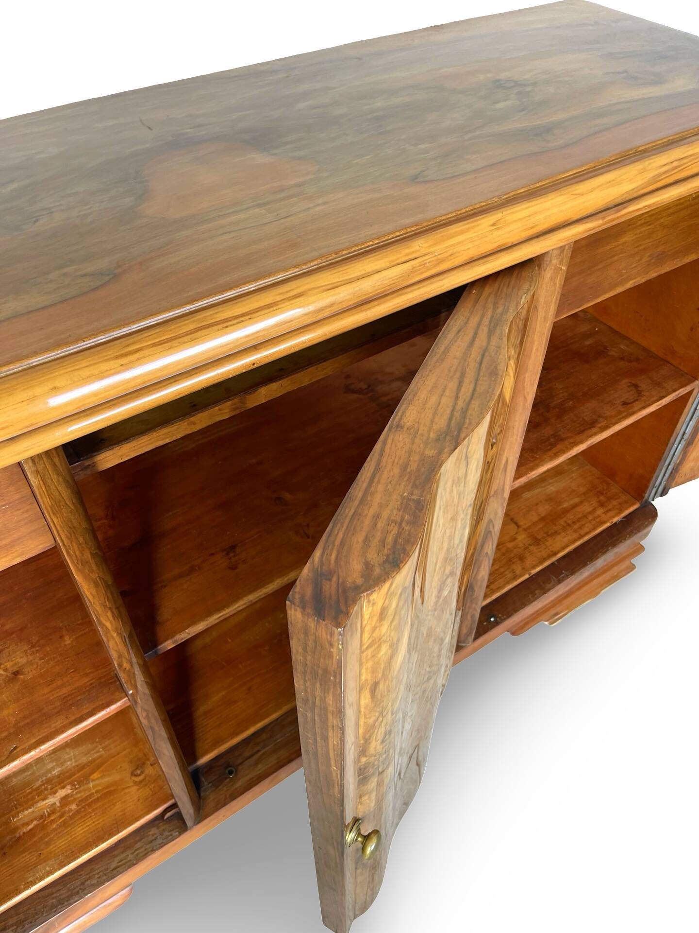 Italian Art deco burl walnut sideboard, of great quality.