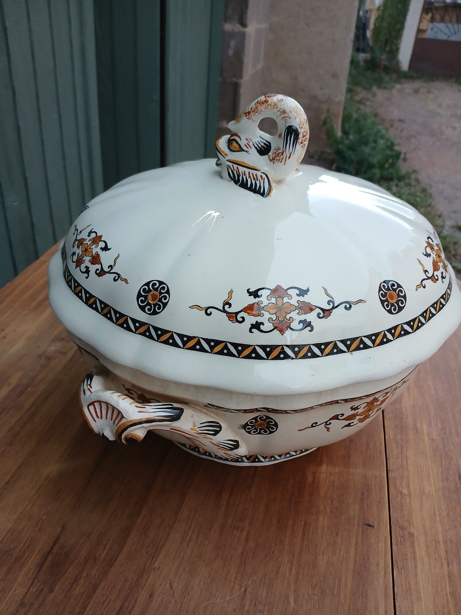 Grande soupière ancienne Gien 