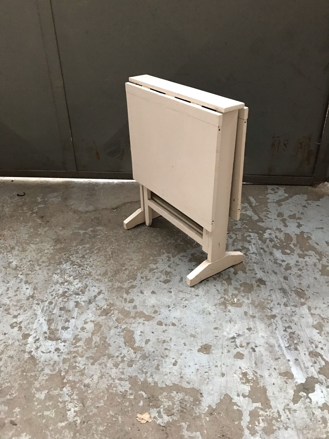 Folding table