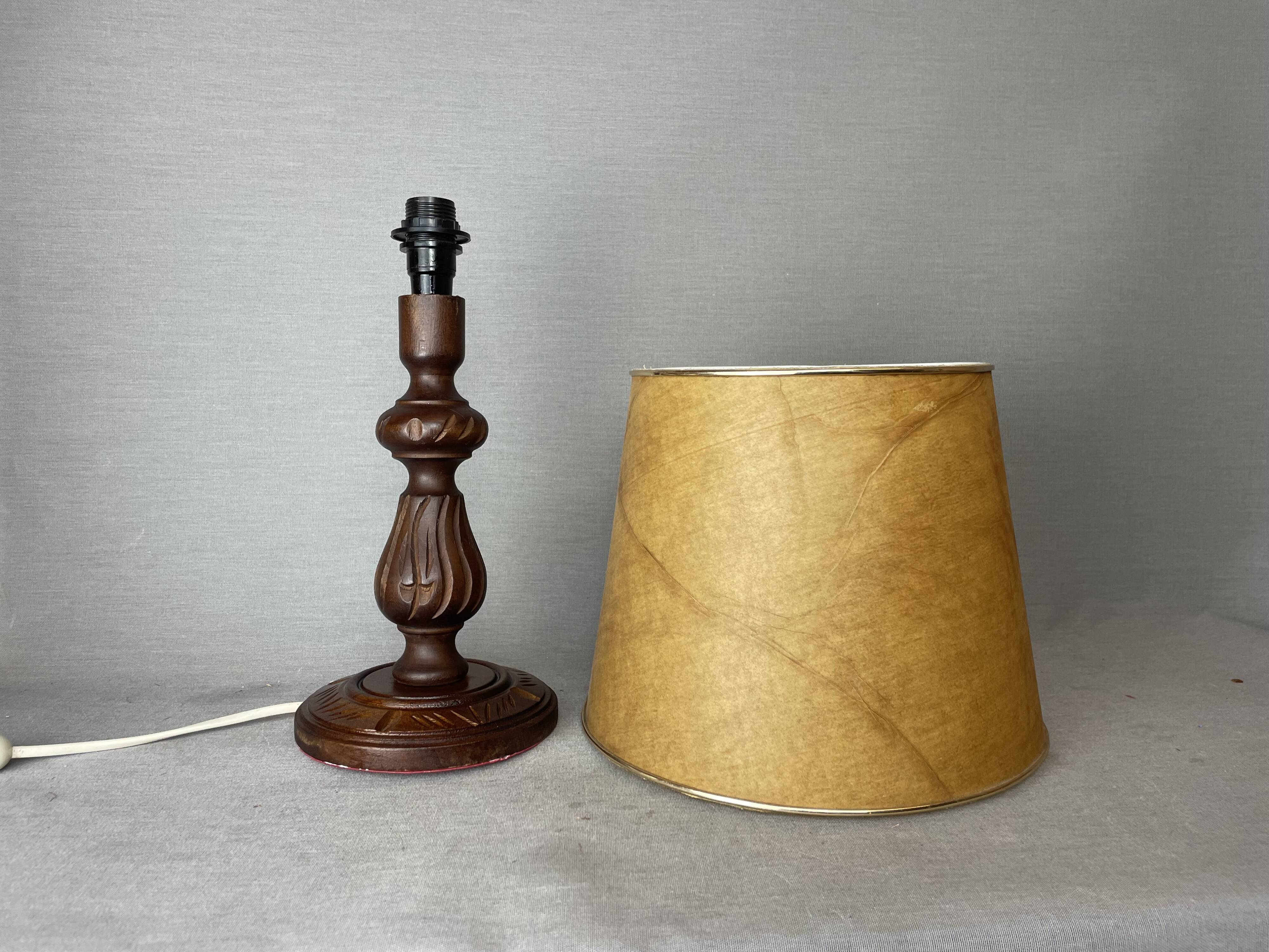 Lampe de table rustique en bois sculpté