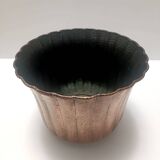 Cache-pot / vase rond en cuivre gaufré dans le style d'Egidio Casagrande