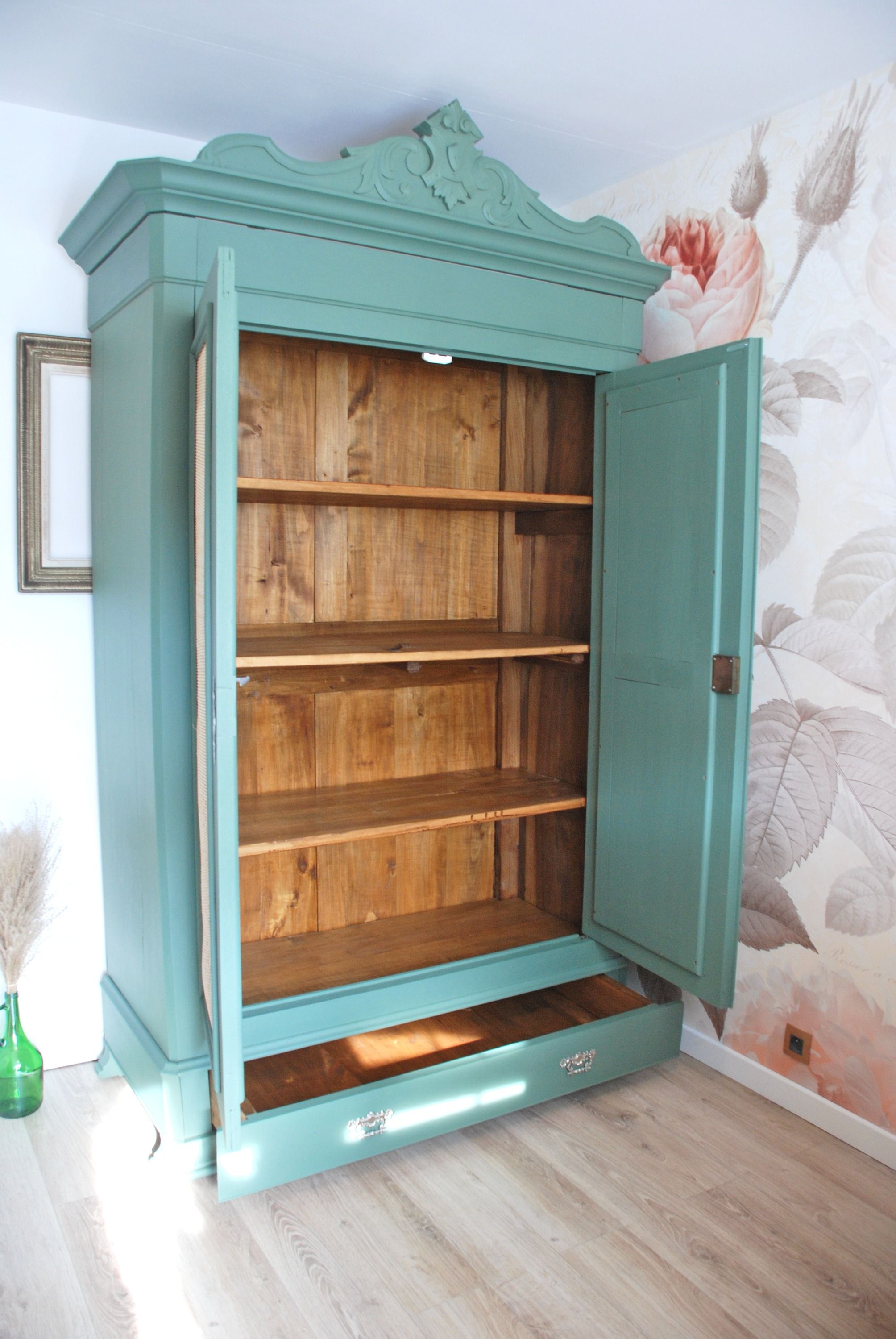 Armoire début XXe revisitée en vert treillis et cannage