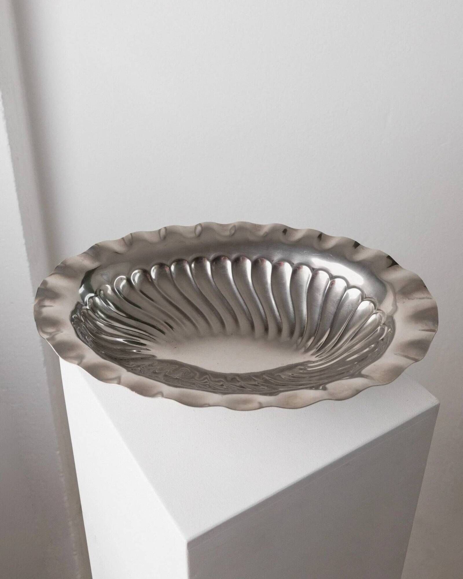 Silver-plated metal vintage bowl with curved rim and relief - Italian 1940s centrepiece