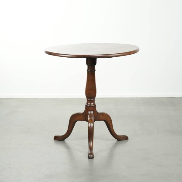 Table d'appoint en chêne anglais antique à plateau basculant de la fin du XVIIIe siècle