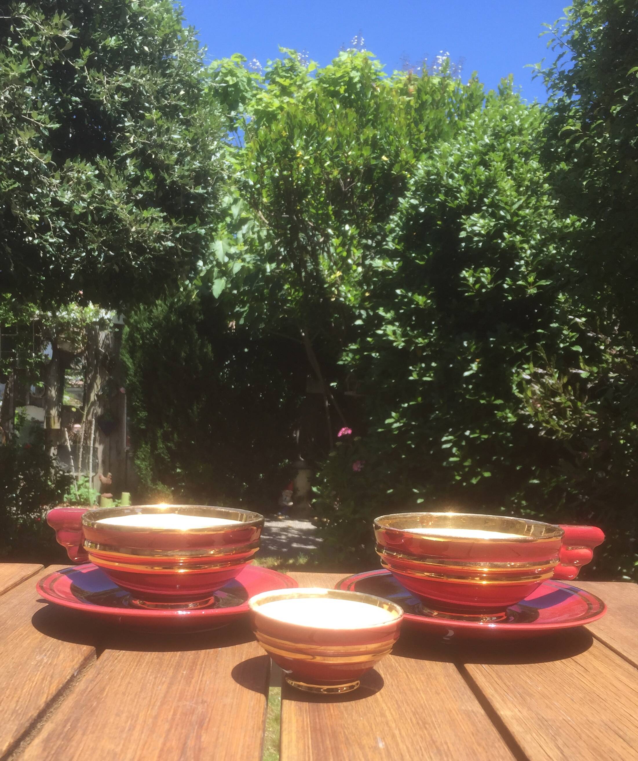 2 lunches - tea cups + sugar bowl - burgundy earthenware with gold trim - vintage 50/60
