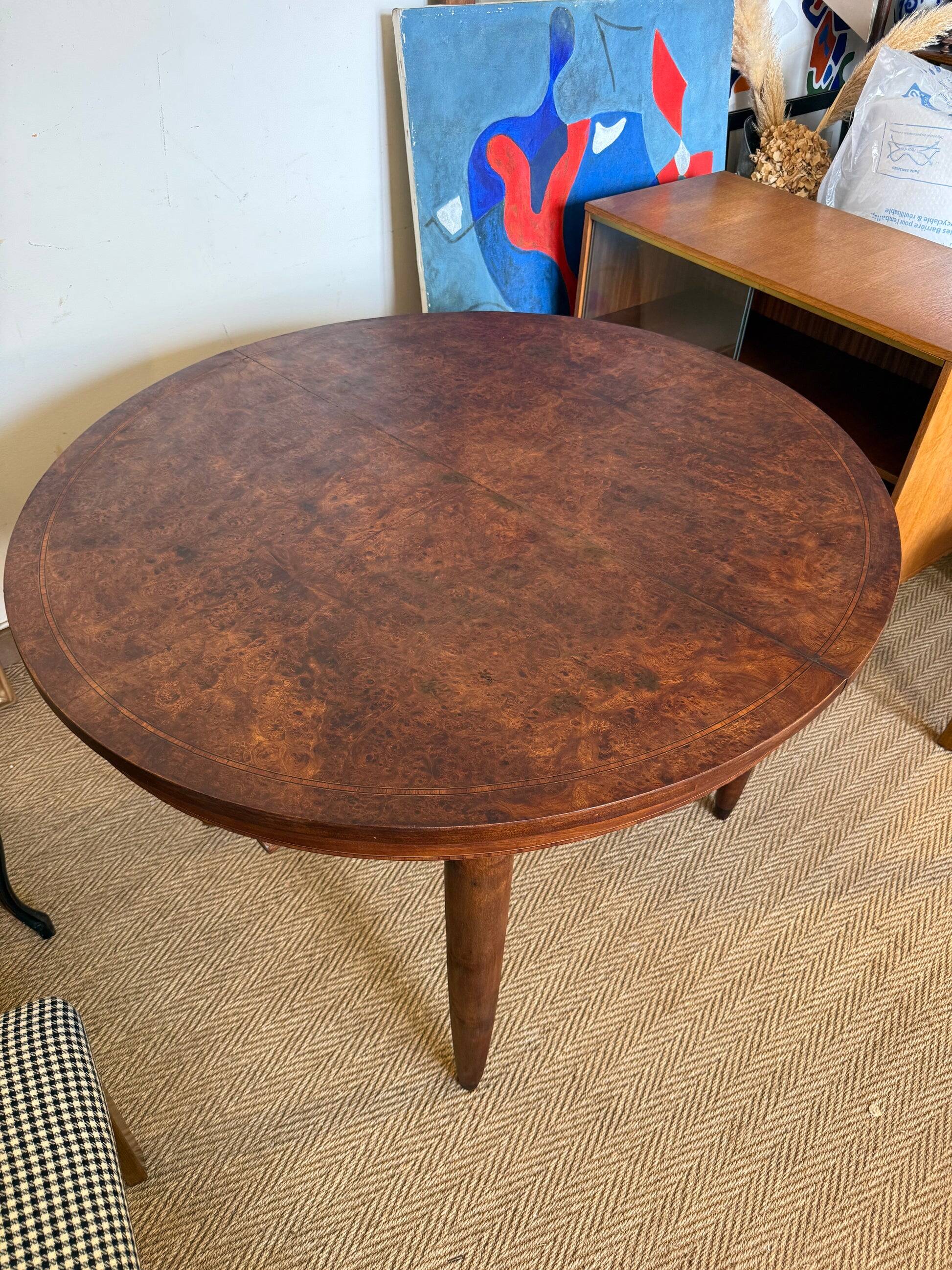 Oval extendable dining table in wood and walnut burl veneer.