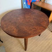 Oval extendable dining table in wood and walnut burl veneer.