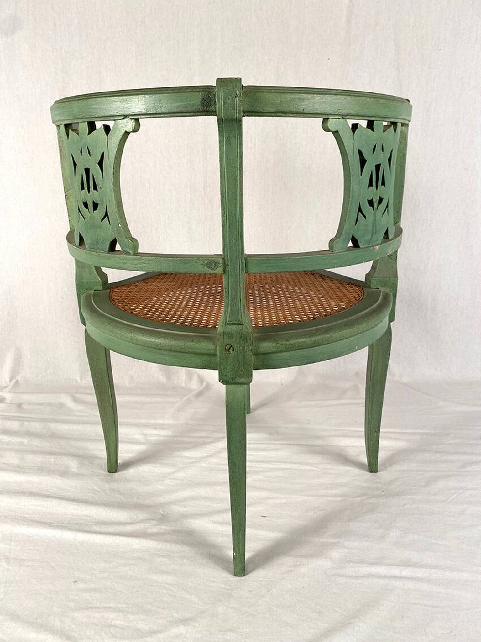 Chaise de coin en bois laqué vert et assise cannée, XXe