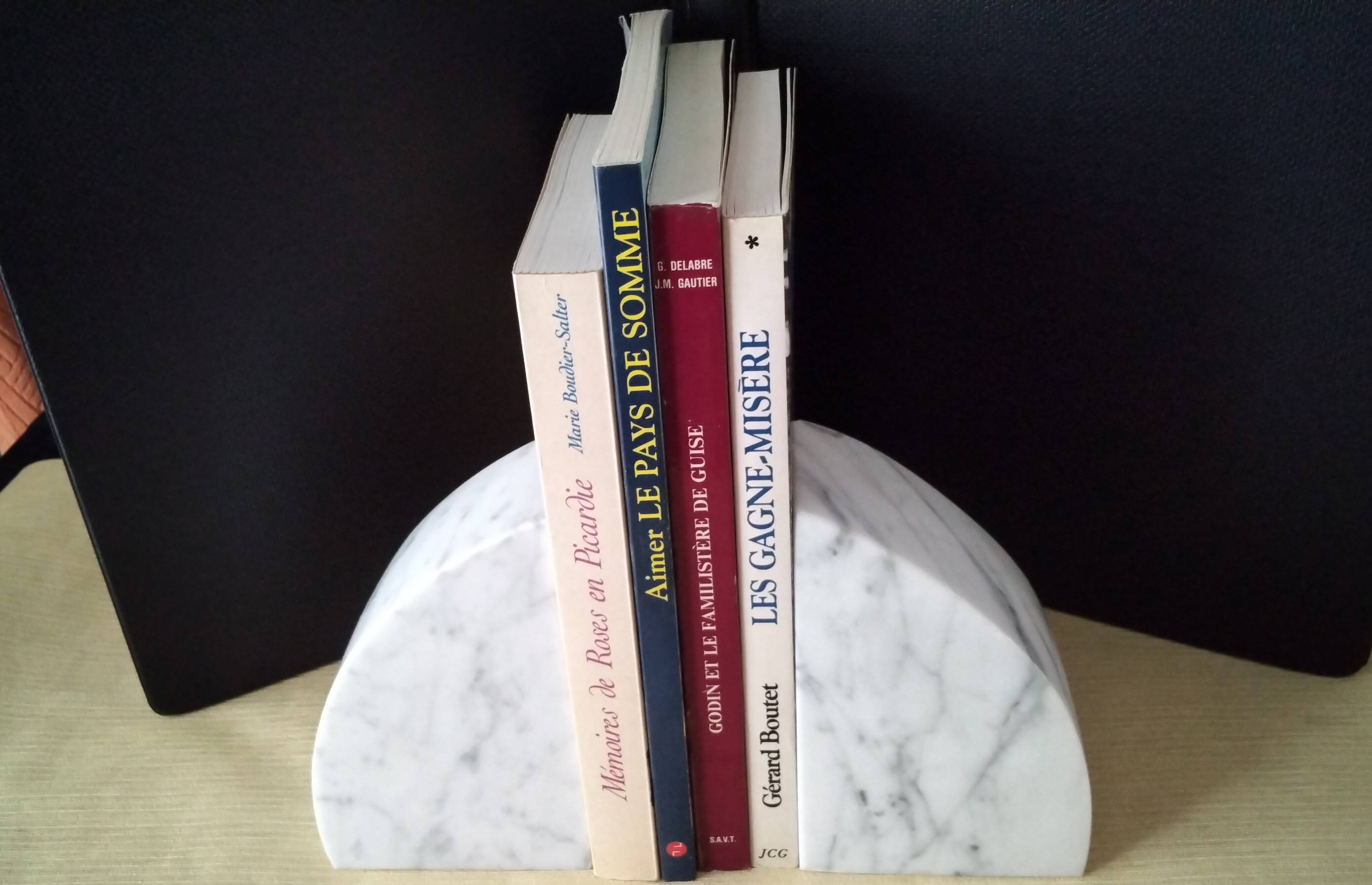 paire de serre-livres en marbre blanc