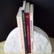 paire de serre-livres en marbre blanc