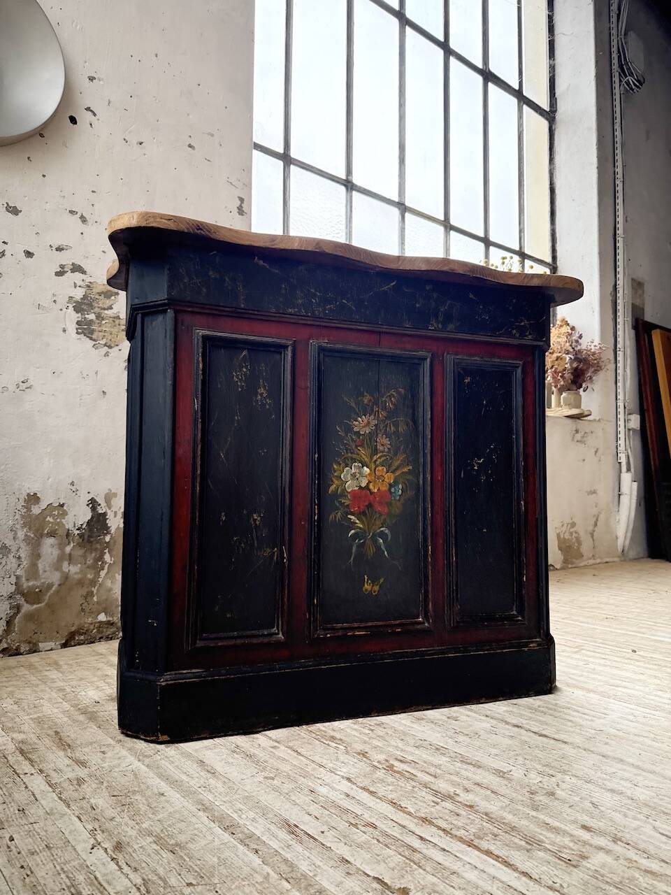 Floral 1920s trading counter