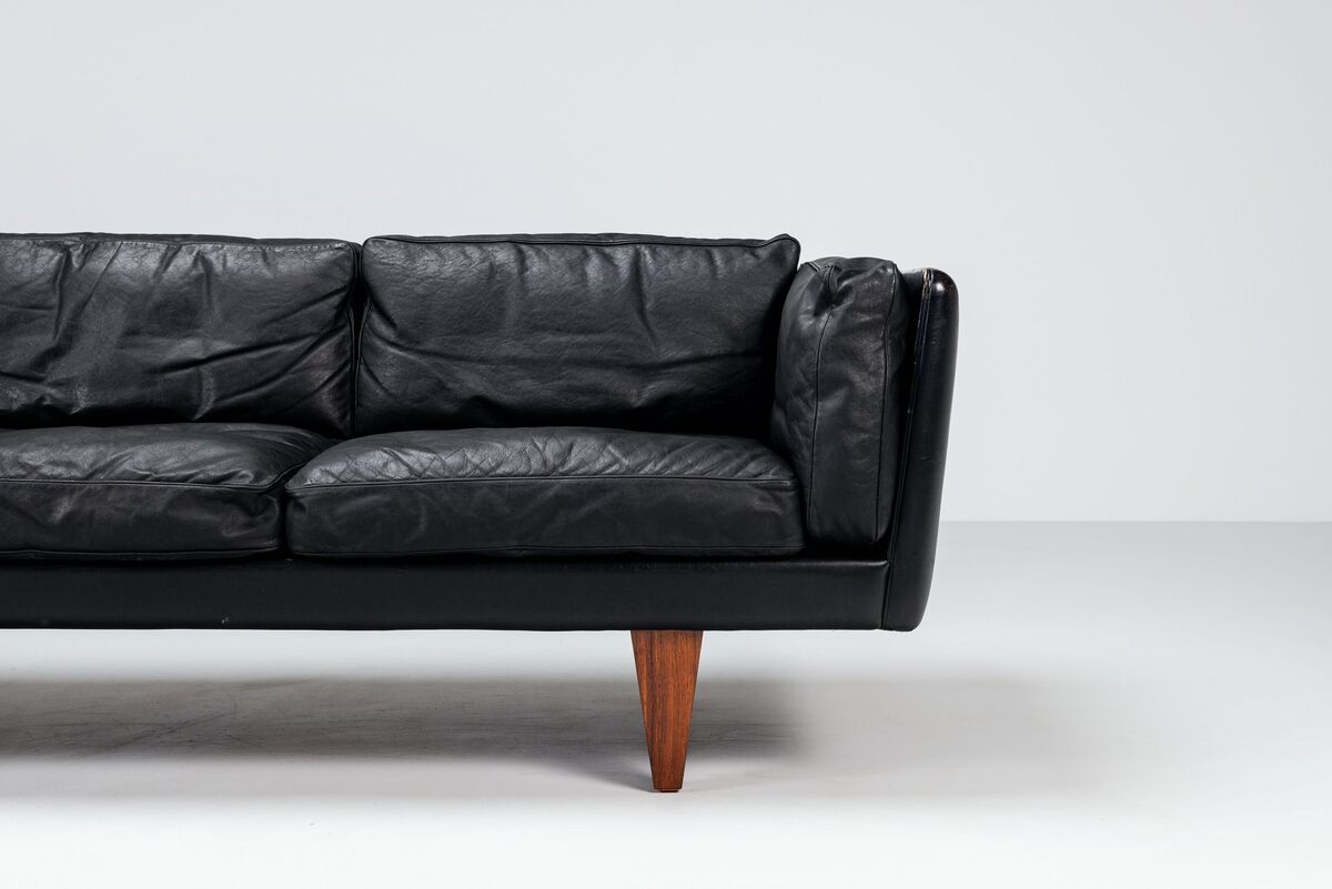 Illum Wikkelso model V11 sofa in black leather by Holger Christiansen, Denmark, 1960