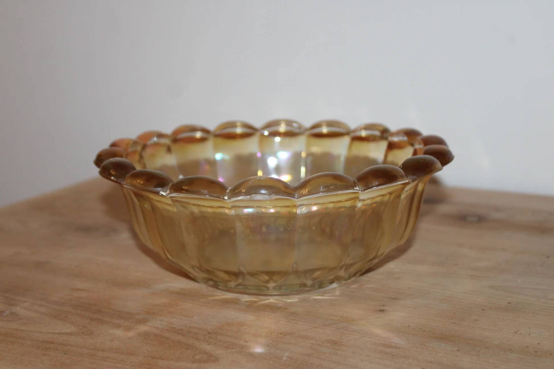 Large vintage iridescent amber glass bowl – Scalloped edge – Ø 23 cm