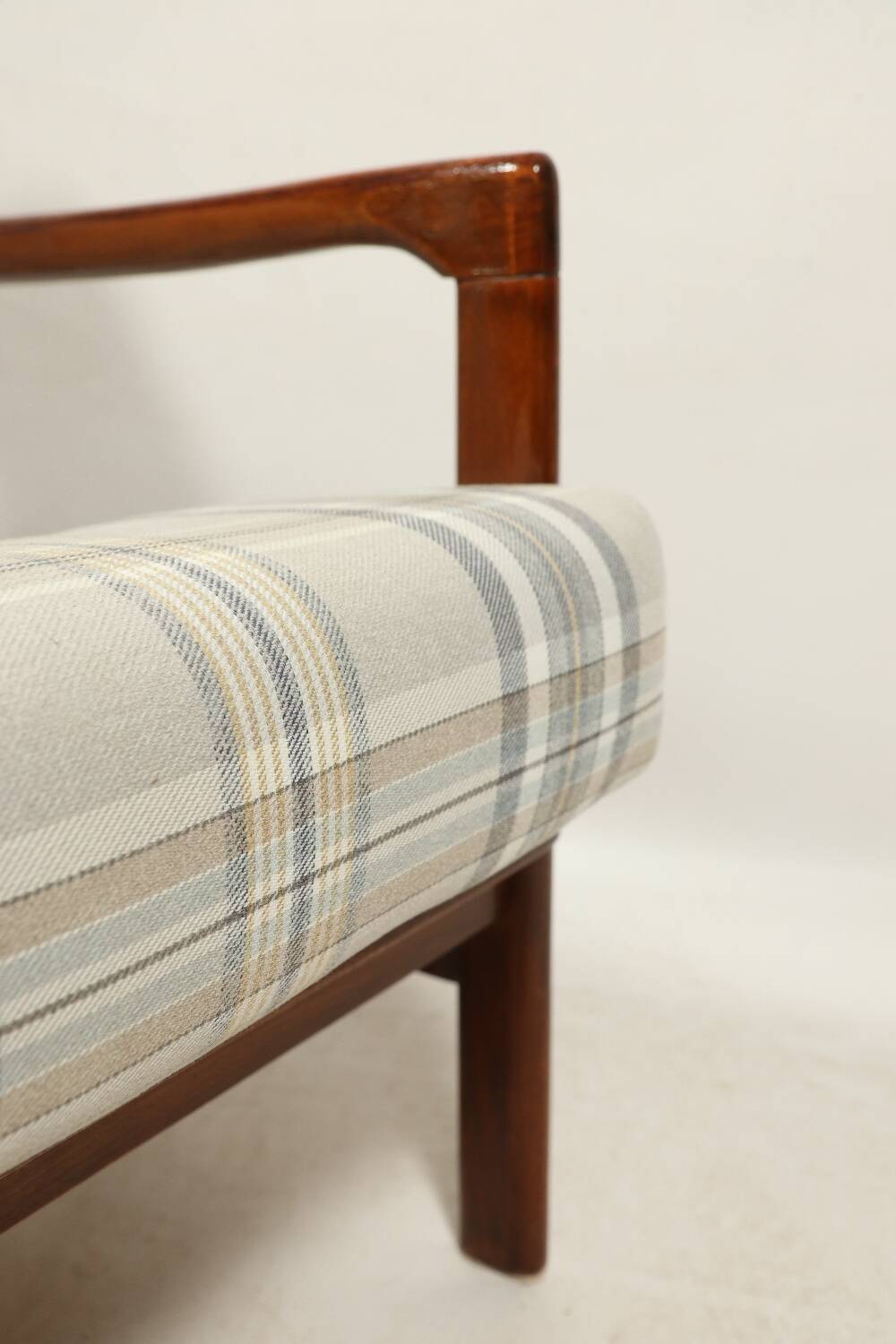 Fauteuil vintage, coussins à carreaux neufs, état d'origine du bois des années 1970