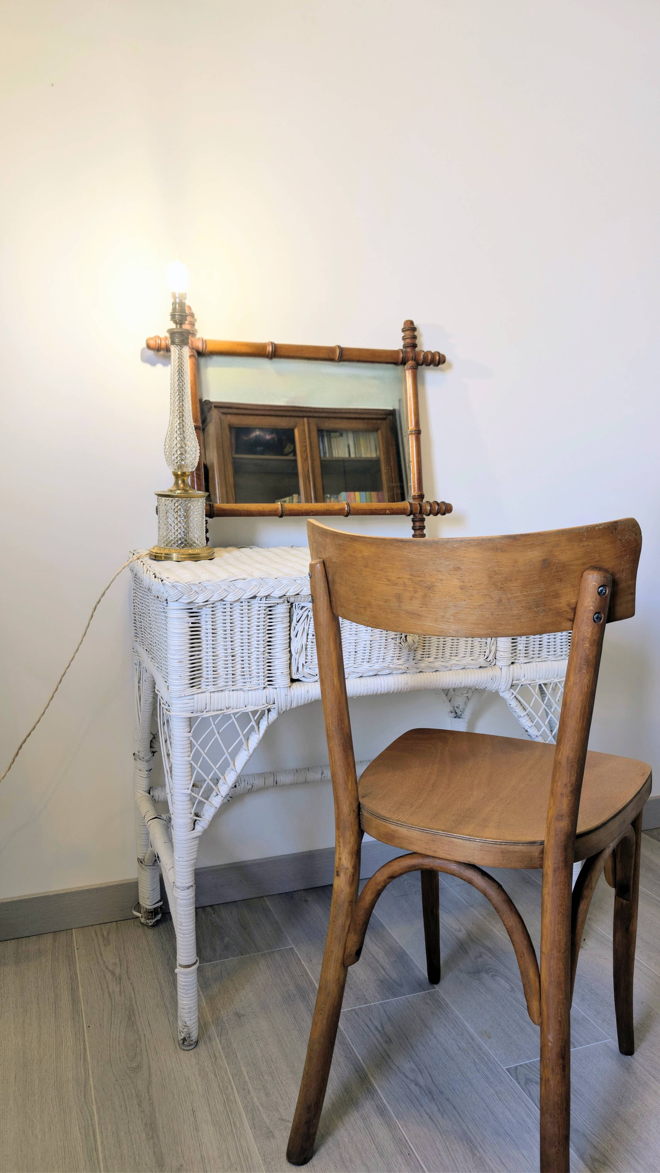 Bistro chair in beech, bent wood