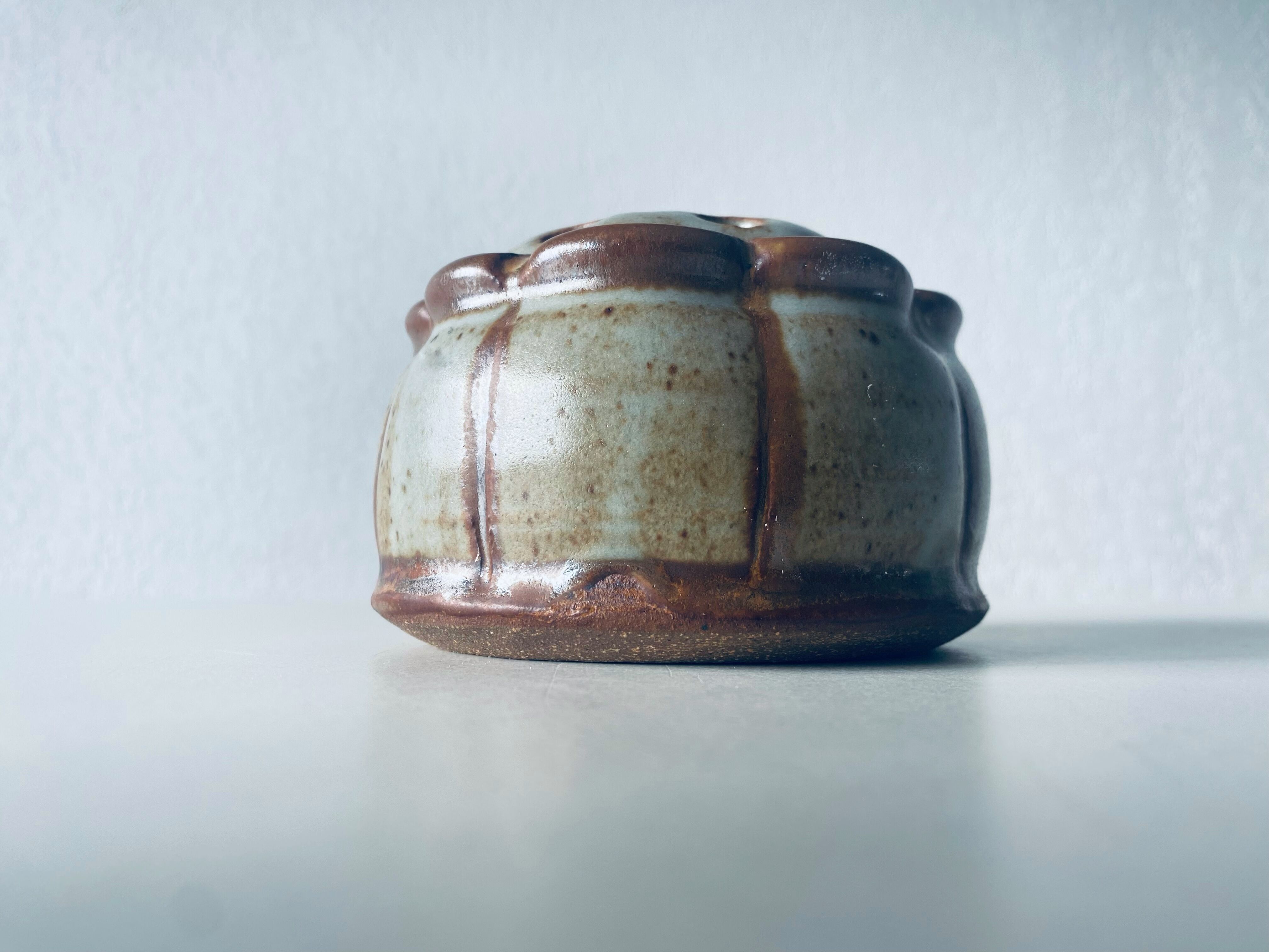 Vase pique flowers in sandstone