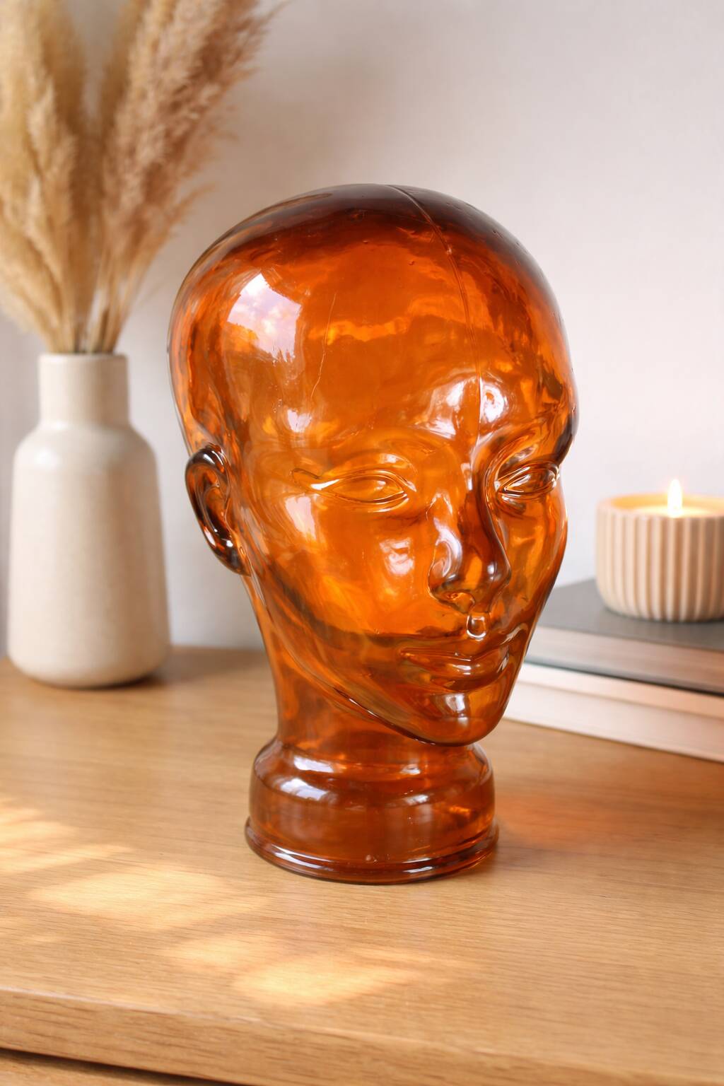 Decorative sculptural head in amber glass – Contemporary design