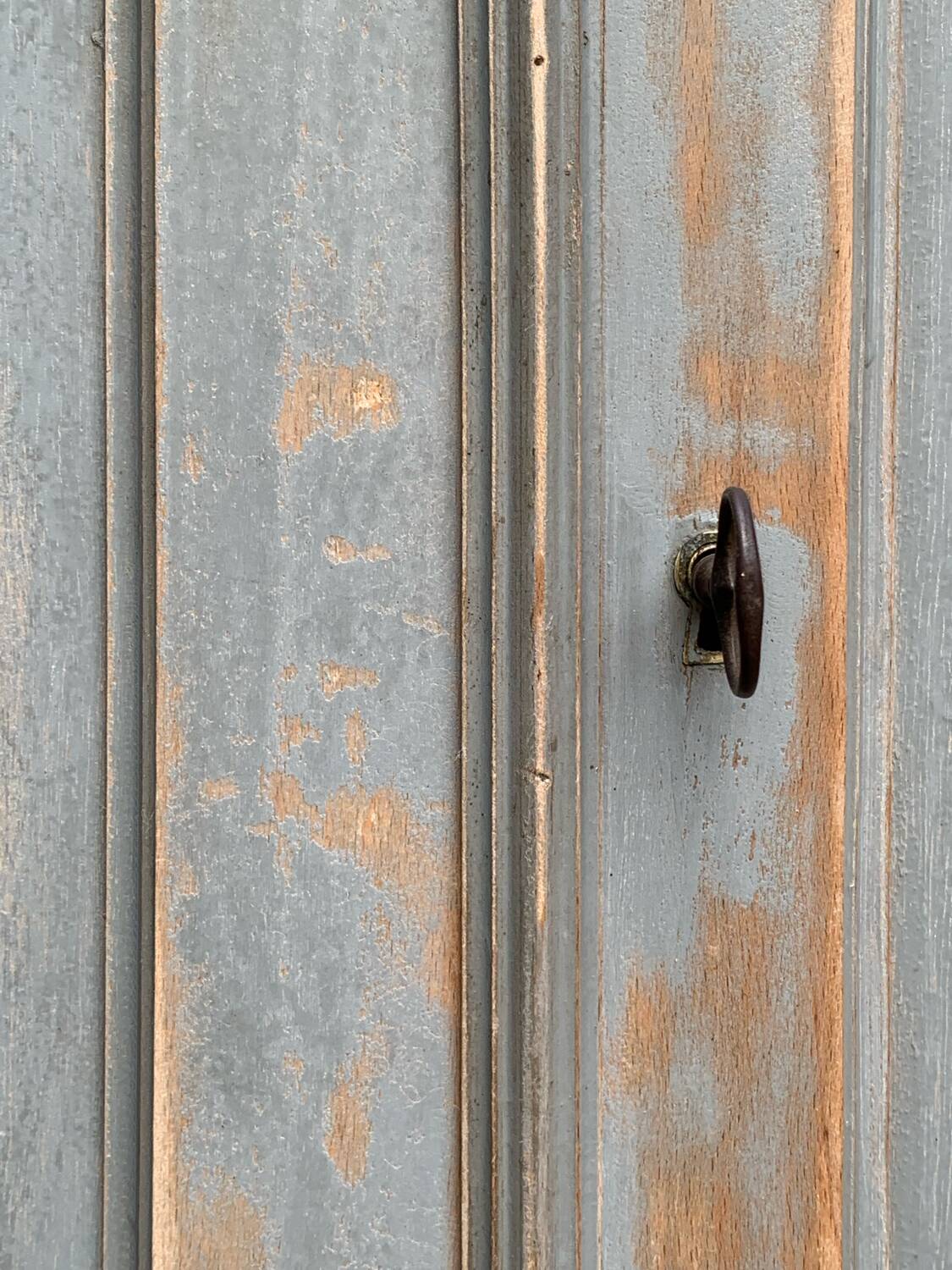 Armoire parisienne ancienne Luterma patine grise bleutée